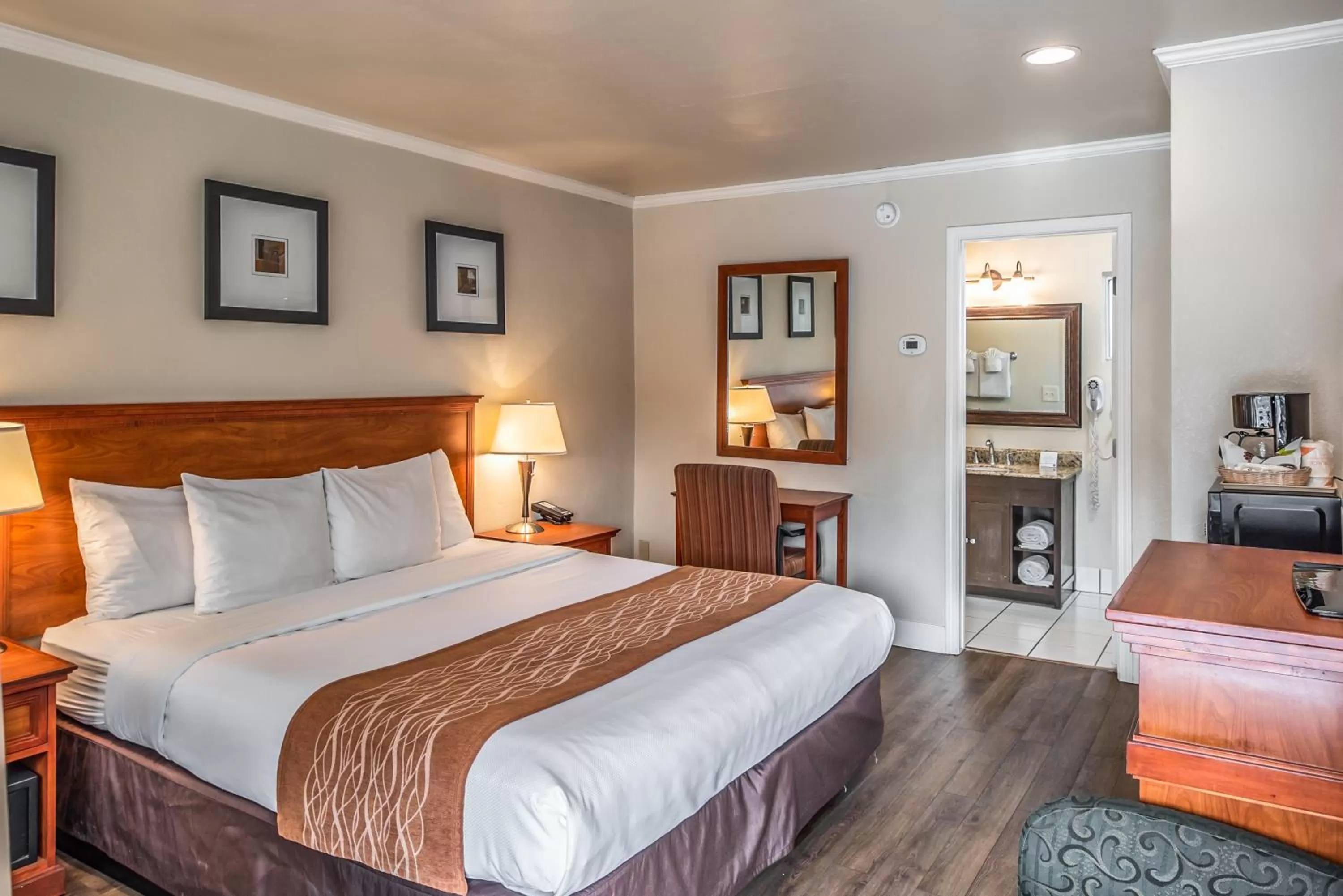 Standard Room With One King Bed - Non-Smoking in The Inn at 1252 Monterey