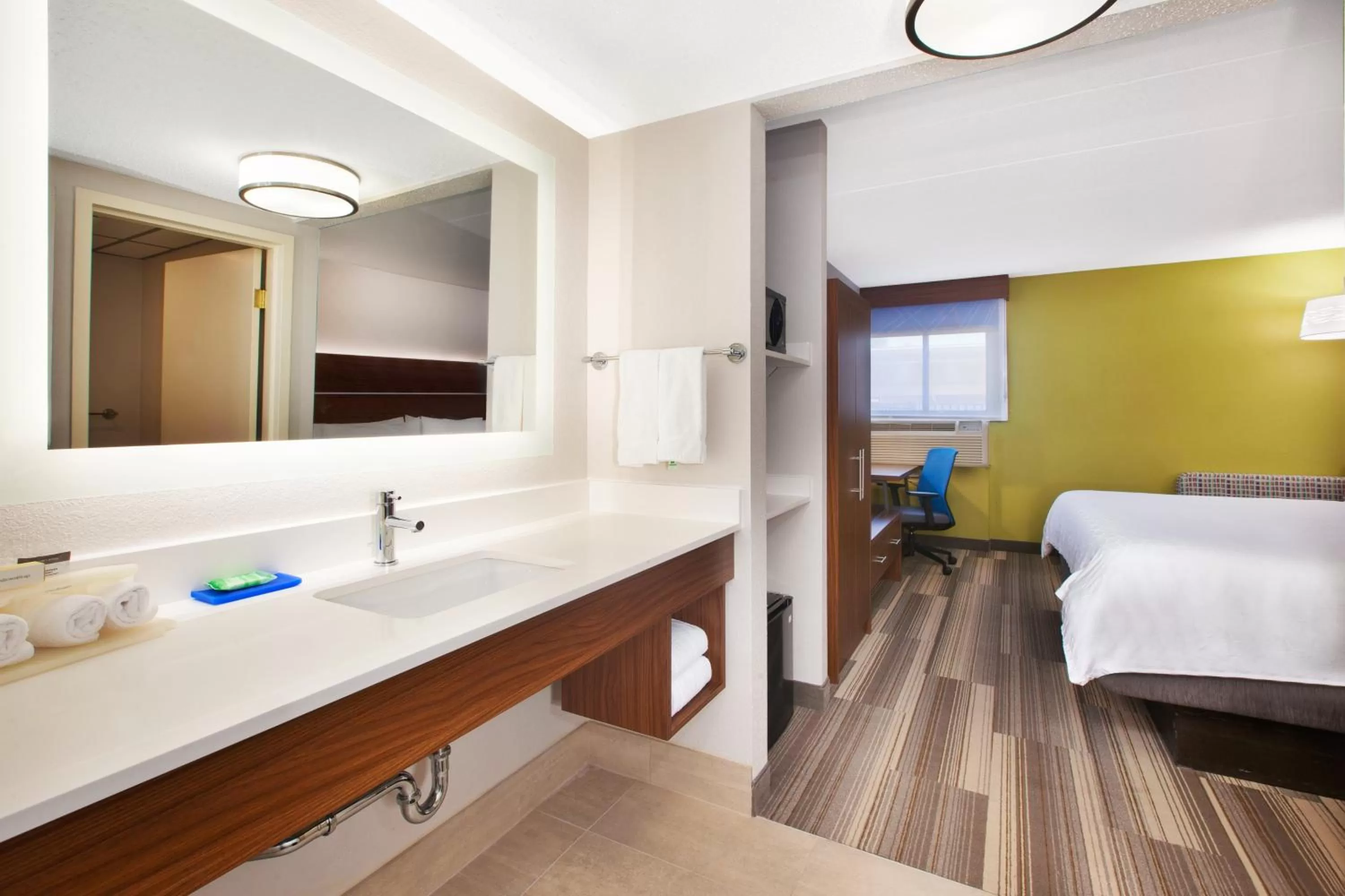 Standard King Room in Holiday Inn Express Fairfax-Arlington Boulevard by IHG