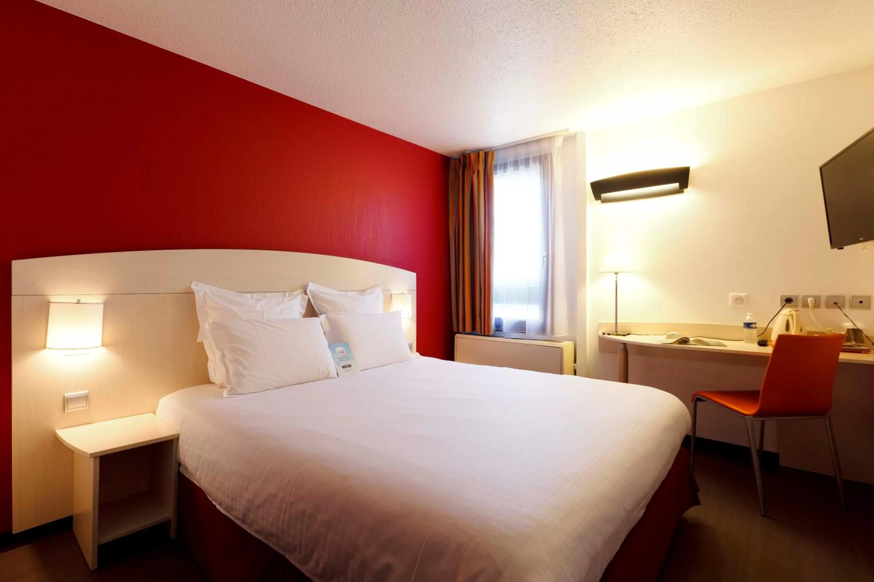 1 Double Bed 2 Single Beds in Kyriad Lyon Sud - Saint Genis Laval