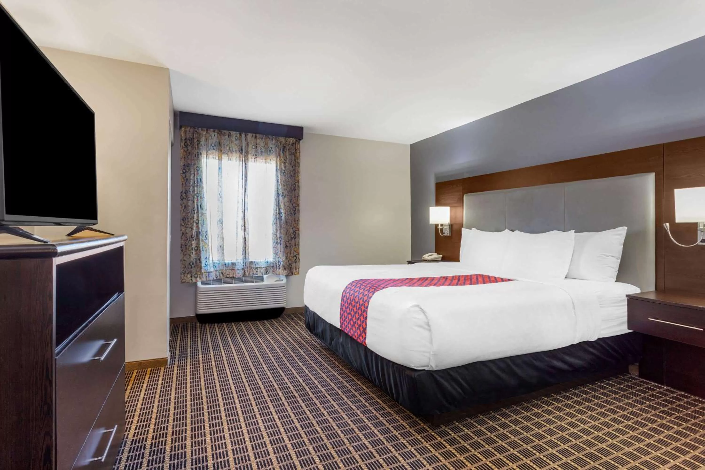 King Room - Mobility Access/Non-Smoking in La Quinta by Wyndham Rockford