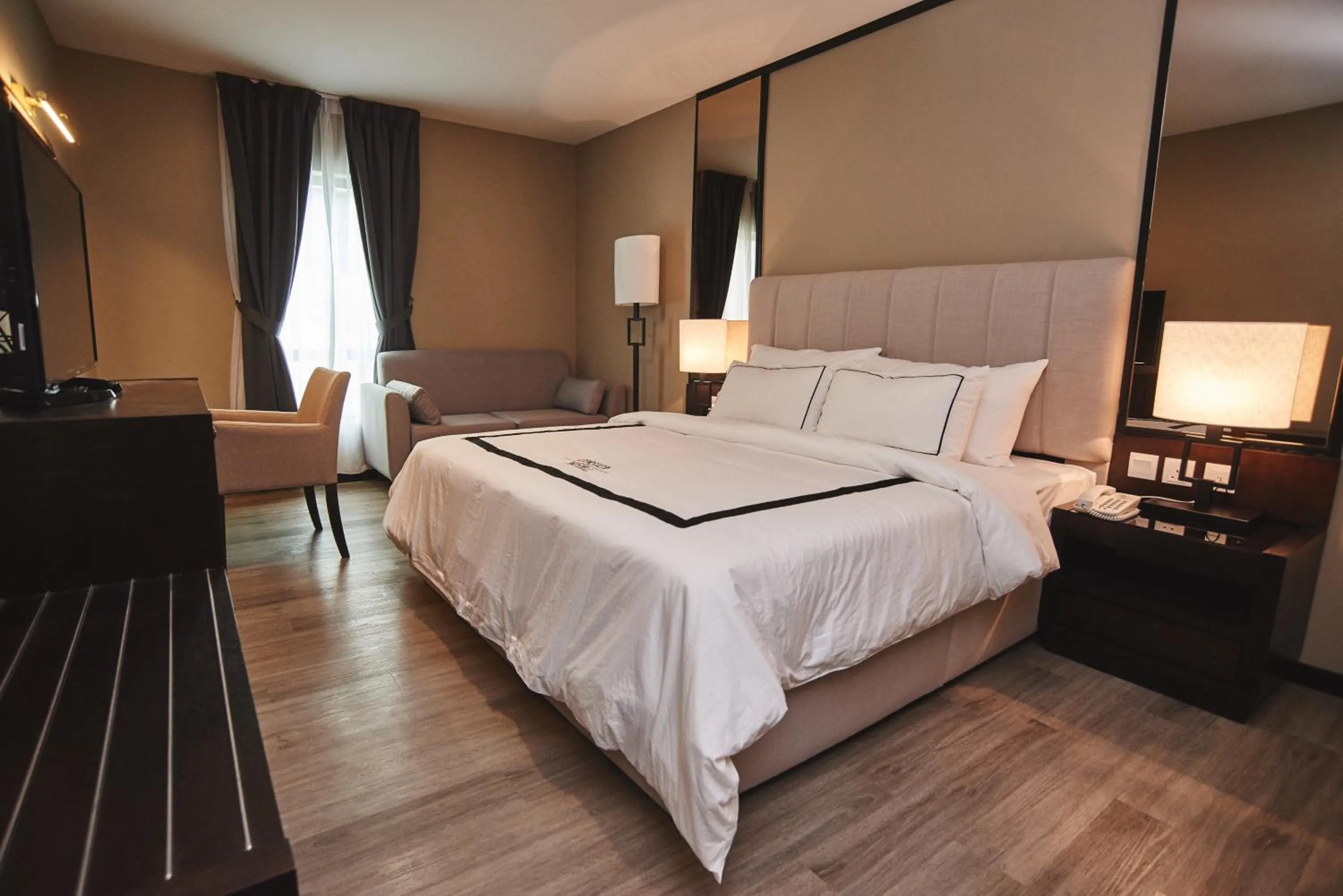 Deluxe King Room in Corsica Hotel