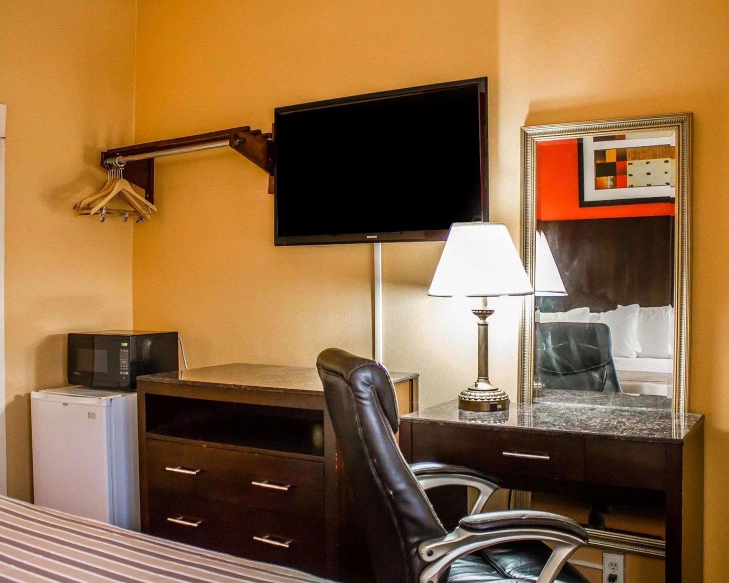 Small King Room - Non-Smoking in Rodeway Inn MacArthur Airport