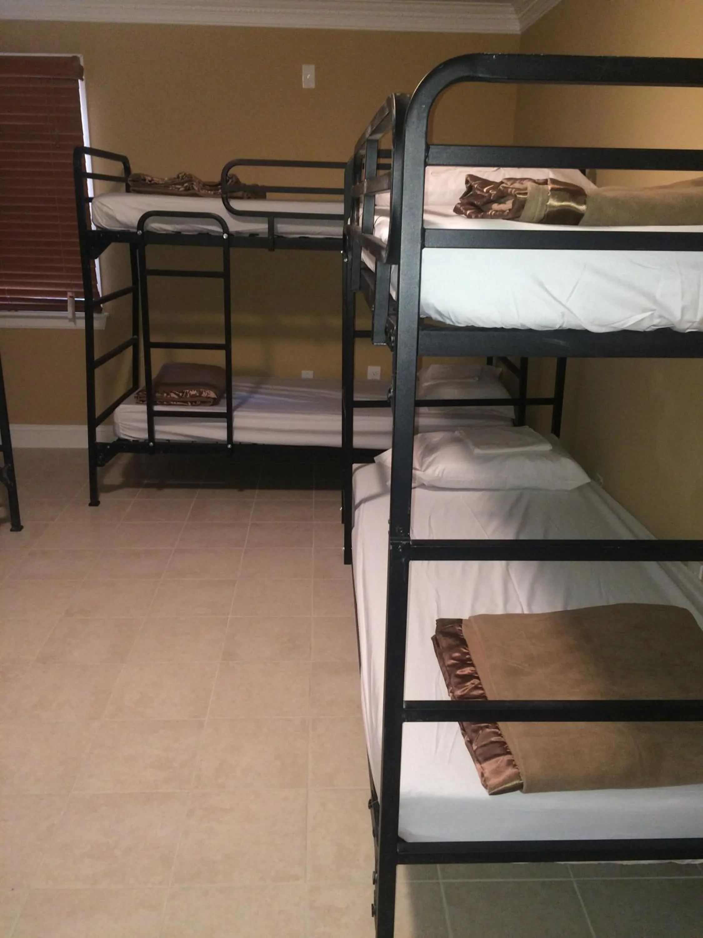 Bed in 8-Bed Mixed Dormitory Room in DC International Hostel 2