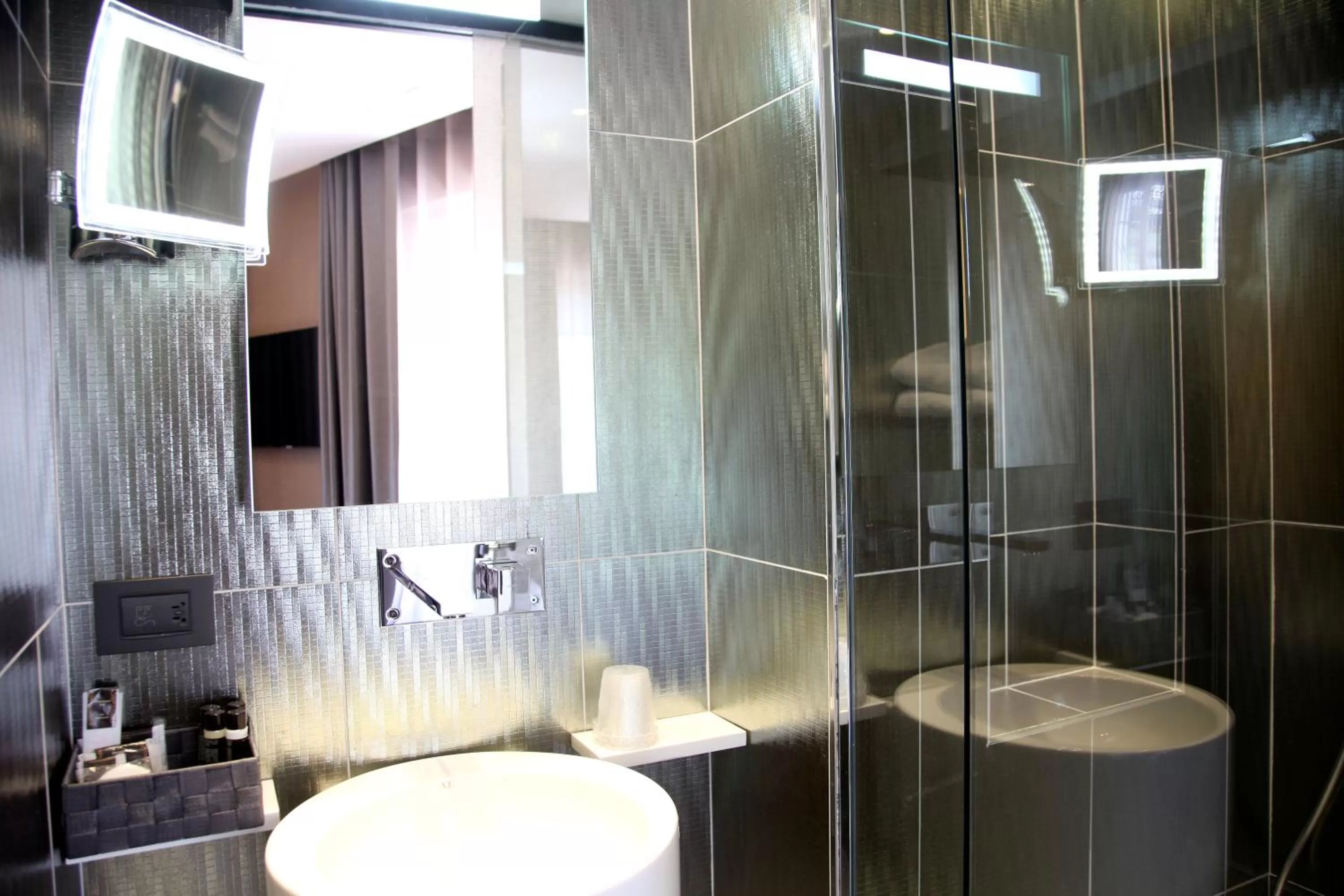 2 Interconnecting Rooms in Hôtel Elysées Paris