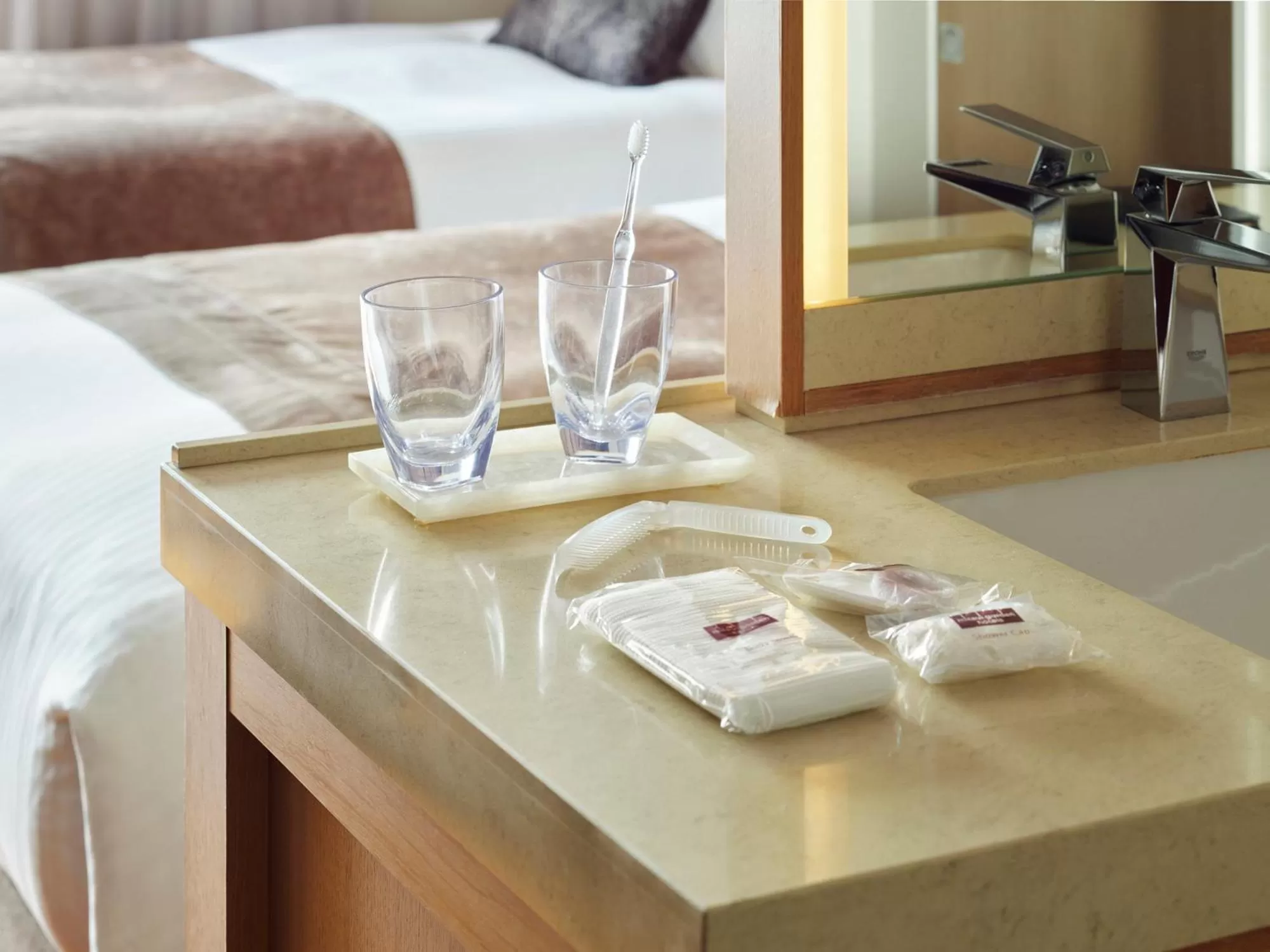 Standard Queen Room with River View - Smoking in Mitsui Garden Hotel Osaka Premier