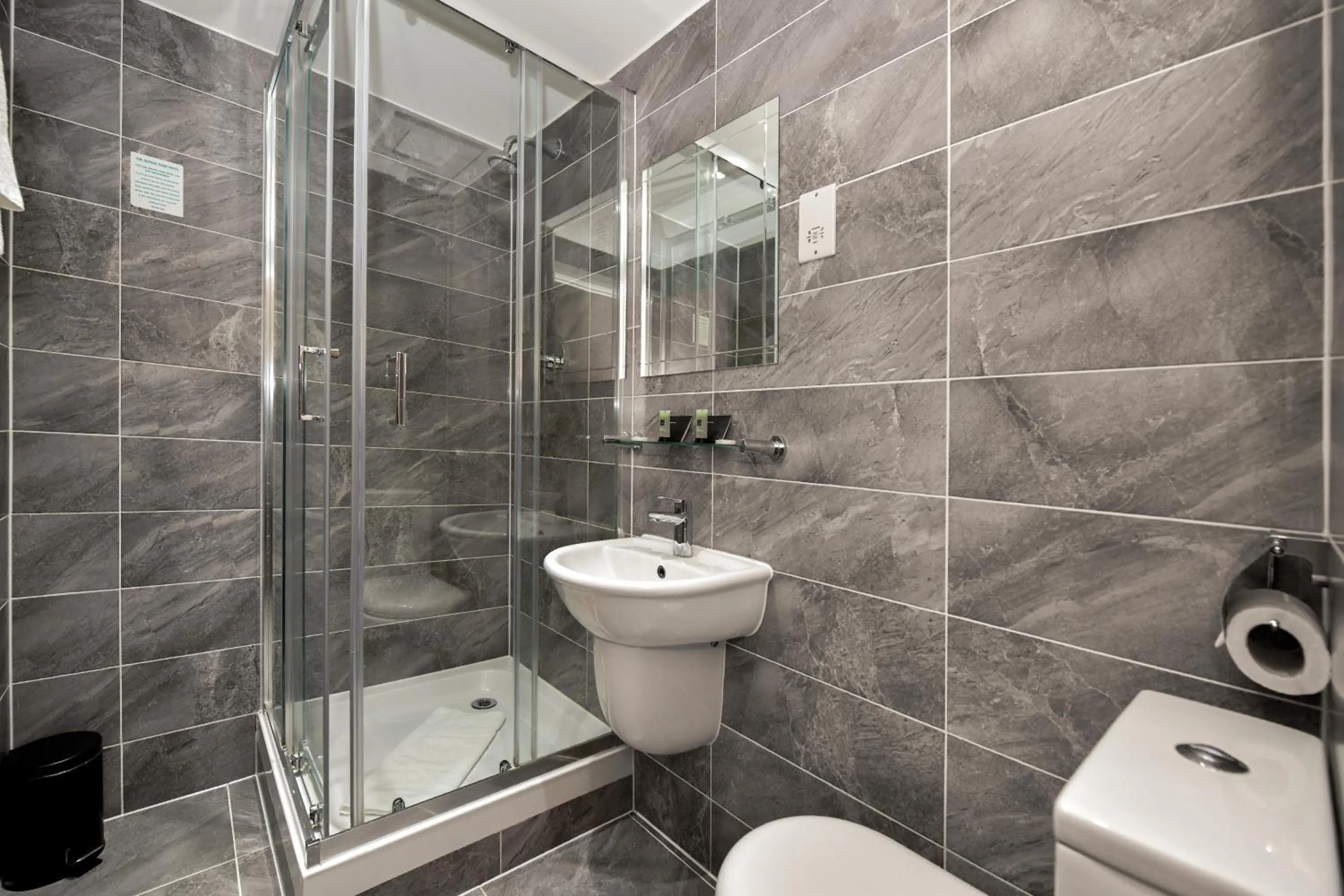 Deluxe Twin Room in Queens Park Hotel