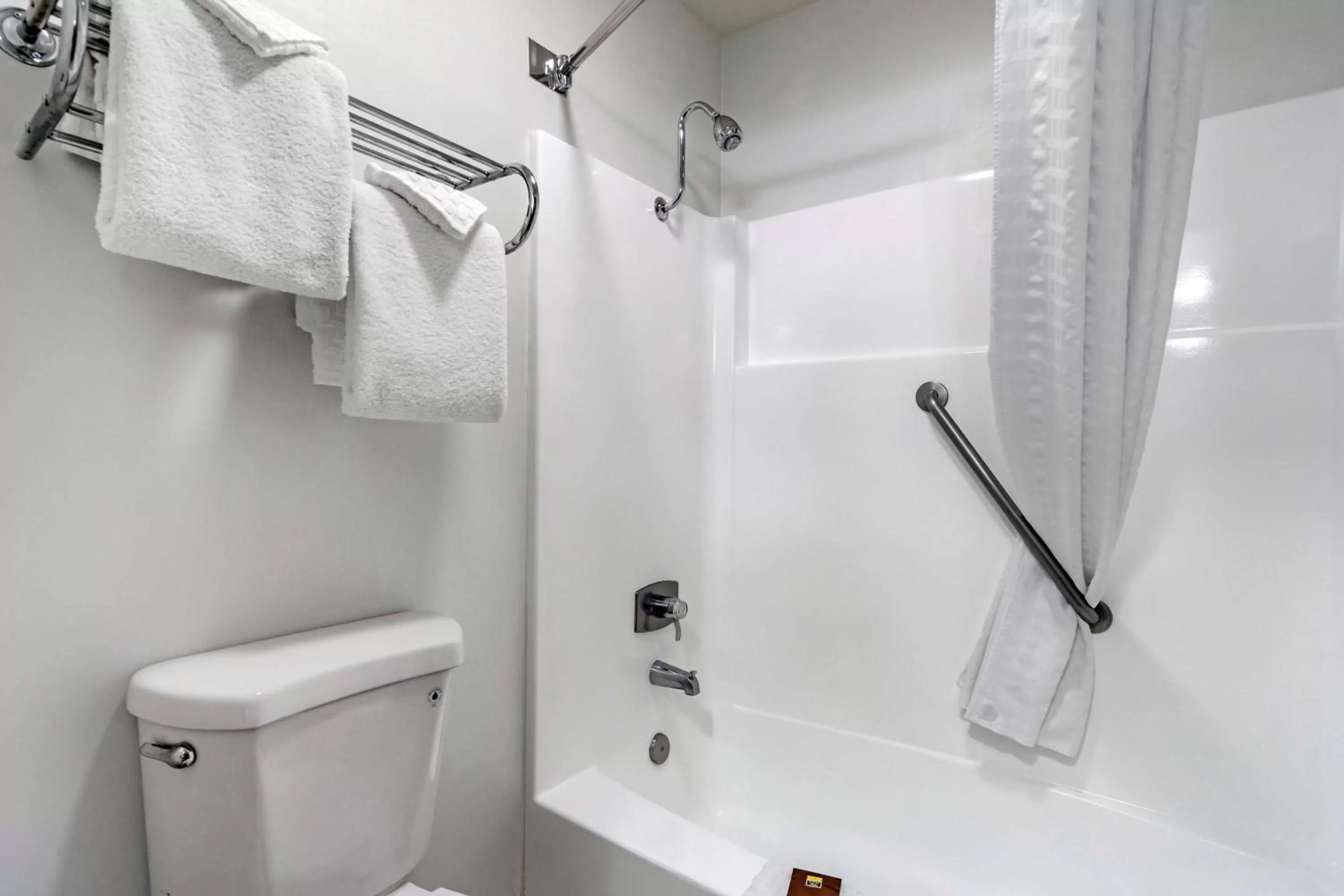 Queen Room with Two Queen Beds and Mobility Accessible Tub - Non-Smoking in Best Western PLUS Lake Front Hotel