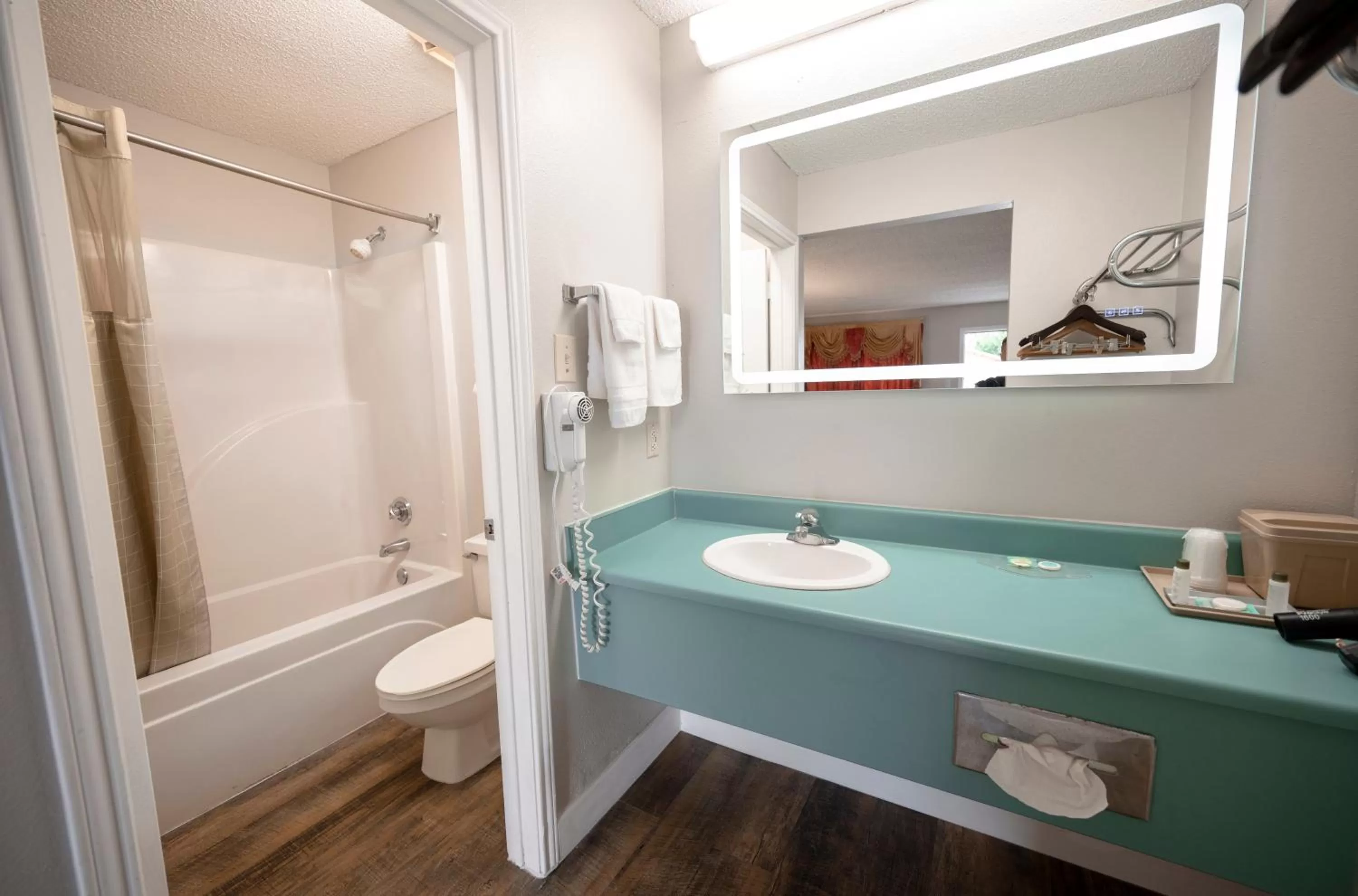 Queen Room in RIVER OAK INN