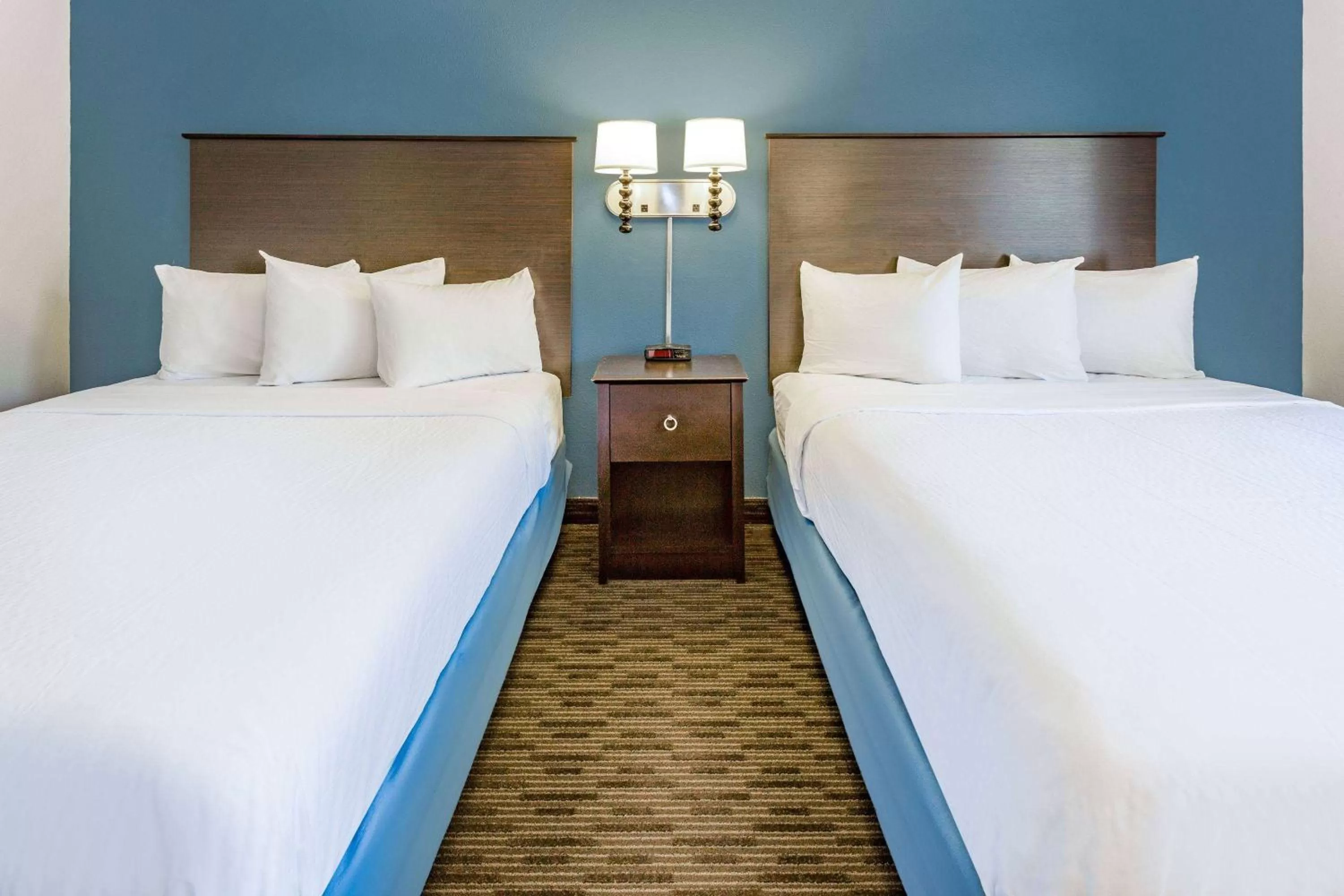 Deluxe Queen Room - Mobility Access/Non-Smoking in AmericInn by Wyndham Hotel and Suites Long Lake