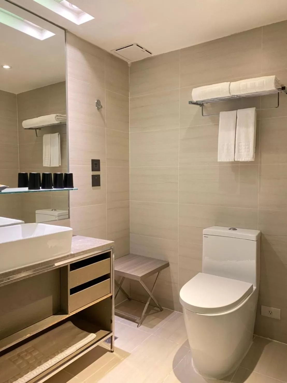 Deluxe Family Room with City View in Hotel Midtown Richardson