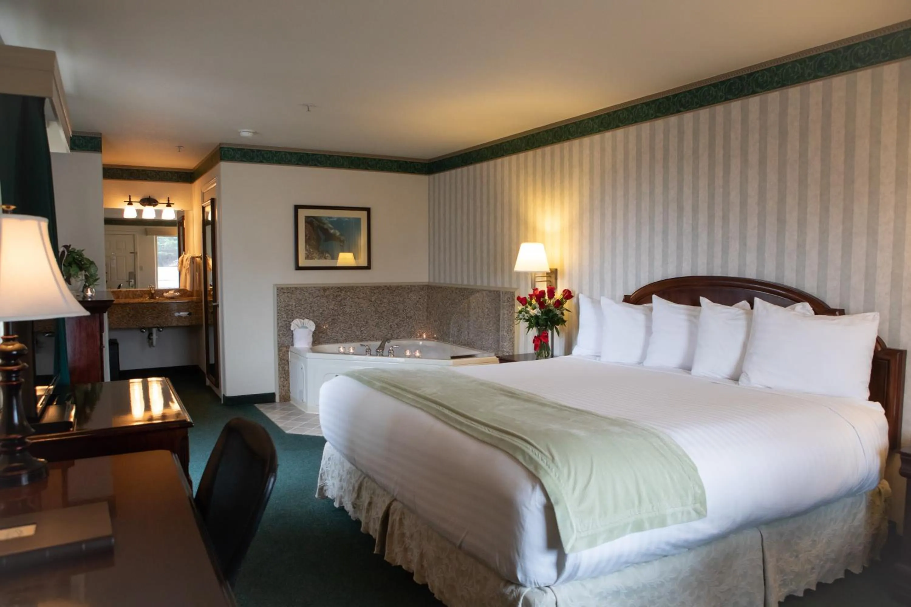 Suite with Spa Bath (No Pets) in Emerald Dolphin Inn & Mini Golf