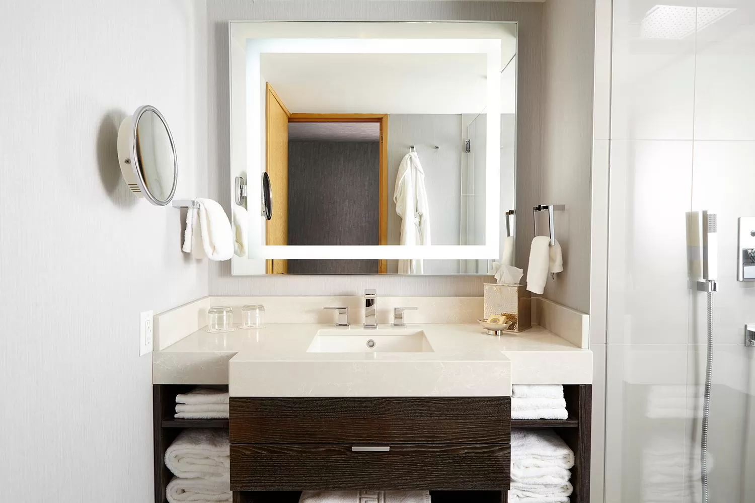 Pacific Club Deluxe Harbor King Room in Pan Pacific Vancouver