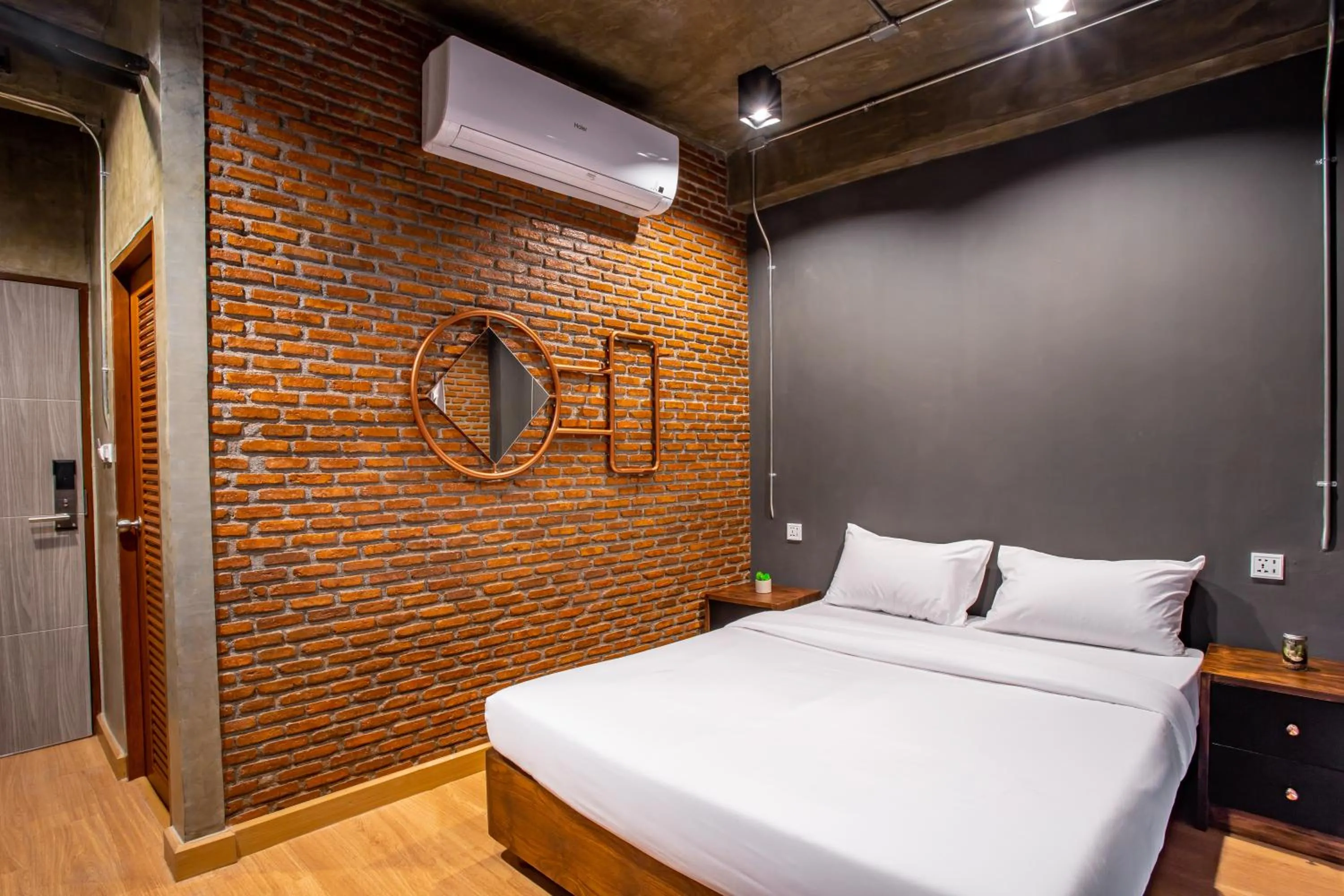 Deluxe Queen Room with Private Bathroom in Kaen Hostel