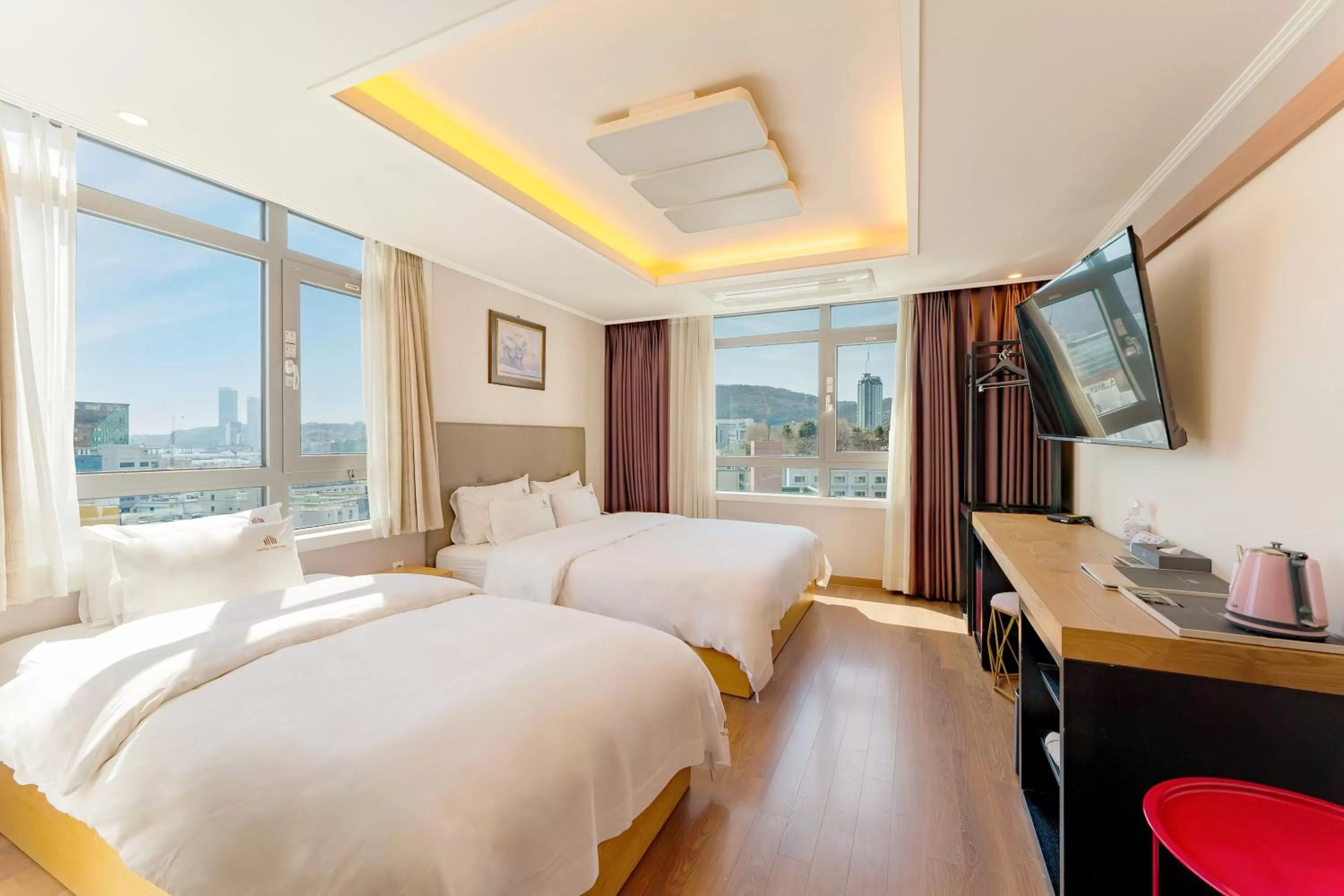 Deluxe Family Twin Room With City View in Central Park Hotel Busan