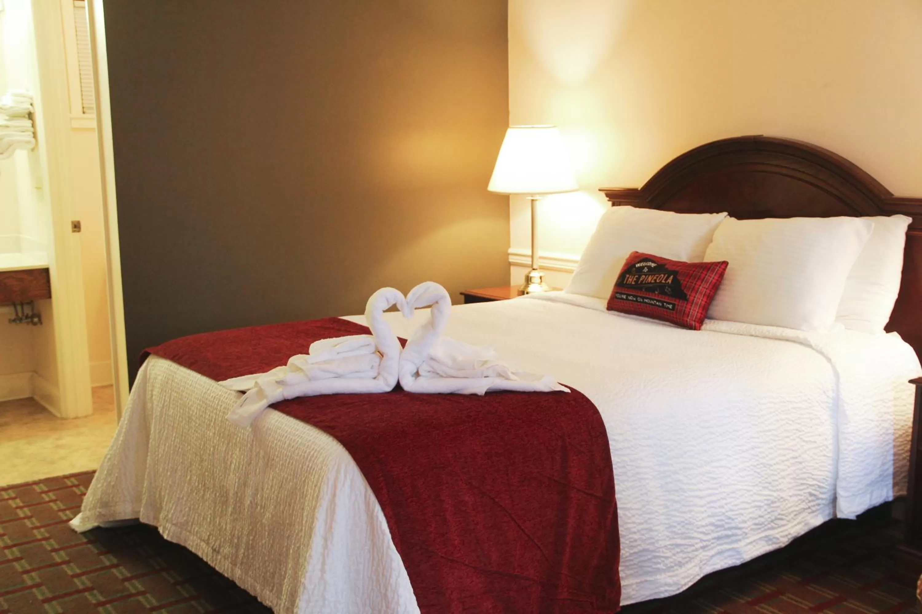 Deluxe Queen Room in The Pineola