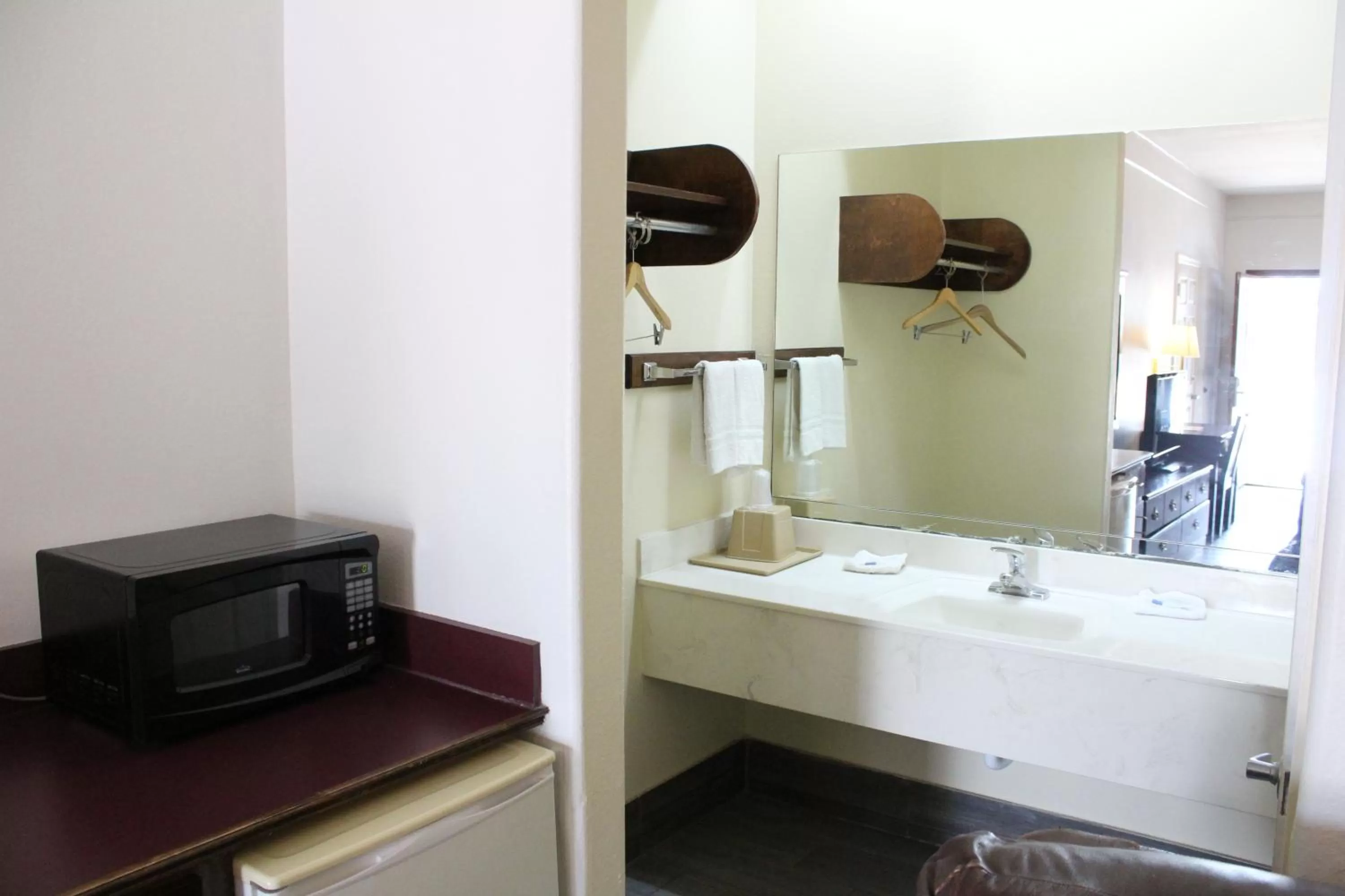 Deluxe Queen Room in Texas Inn Downtown McAllen