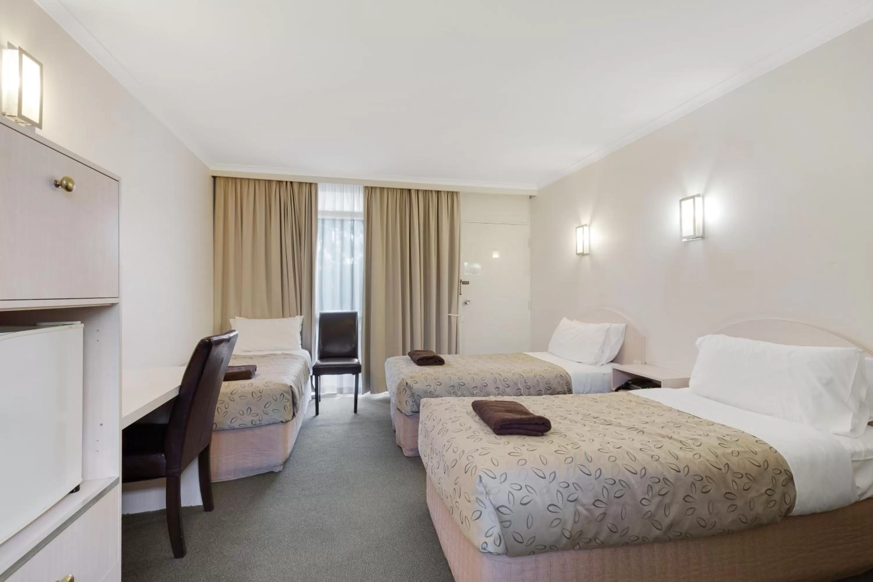 Queen and Single Room in Alexander Motor Inn