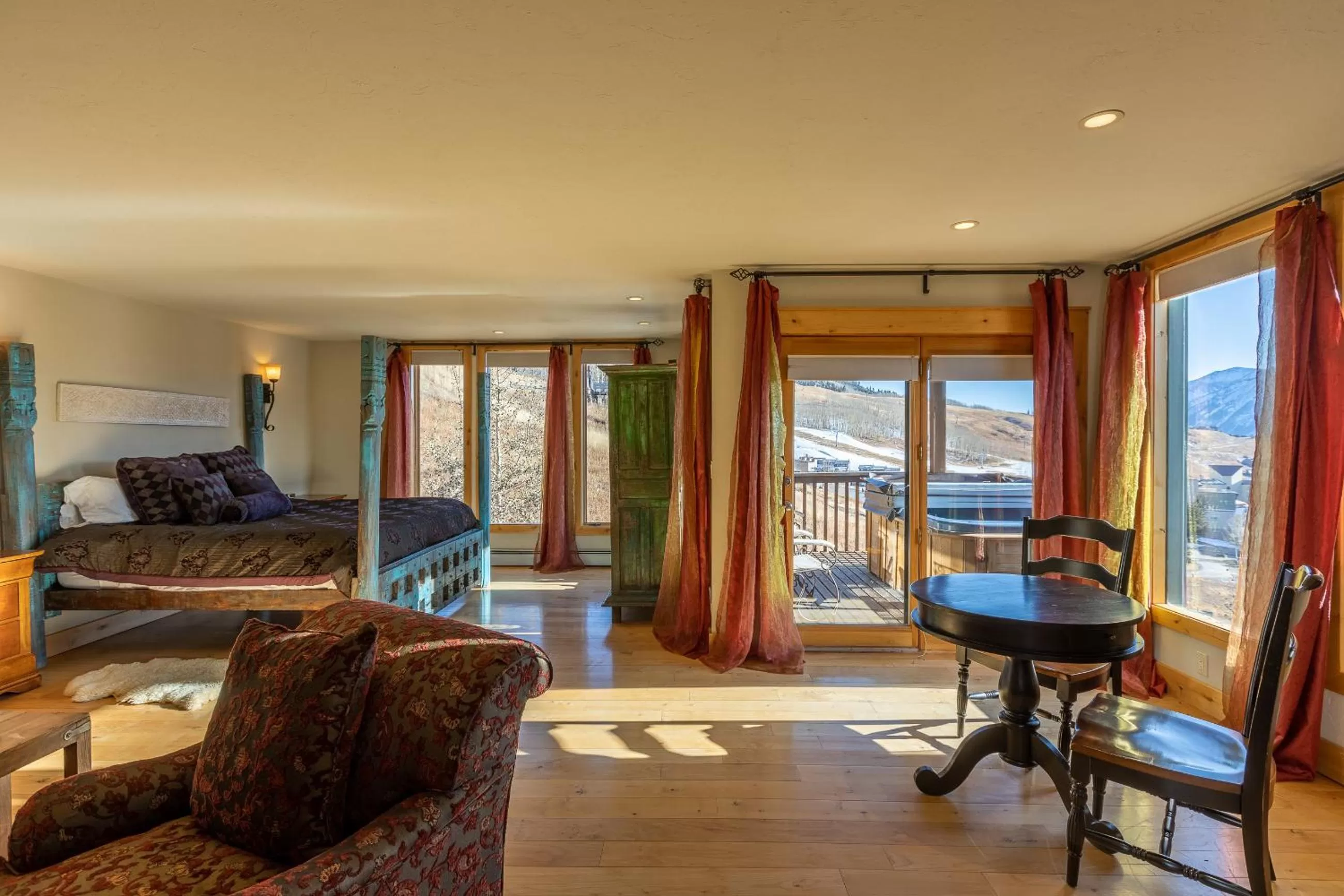King Suite with Balcony in Nordic Inn