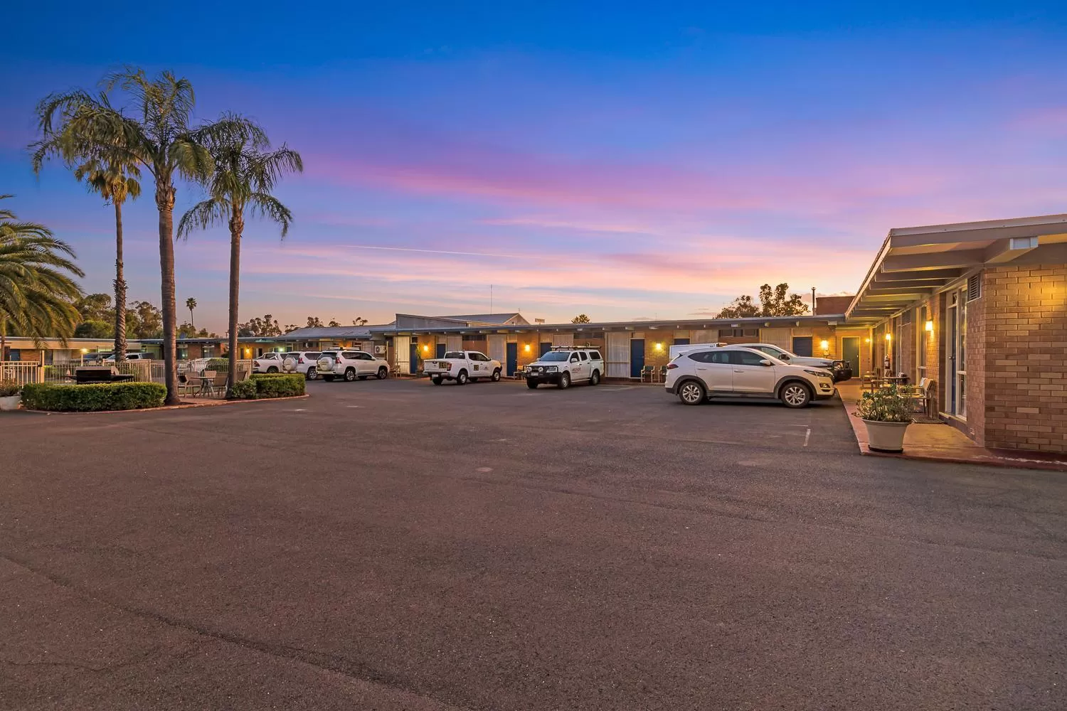 Plainsman Motel