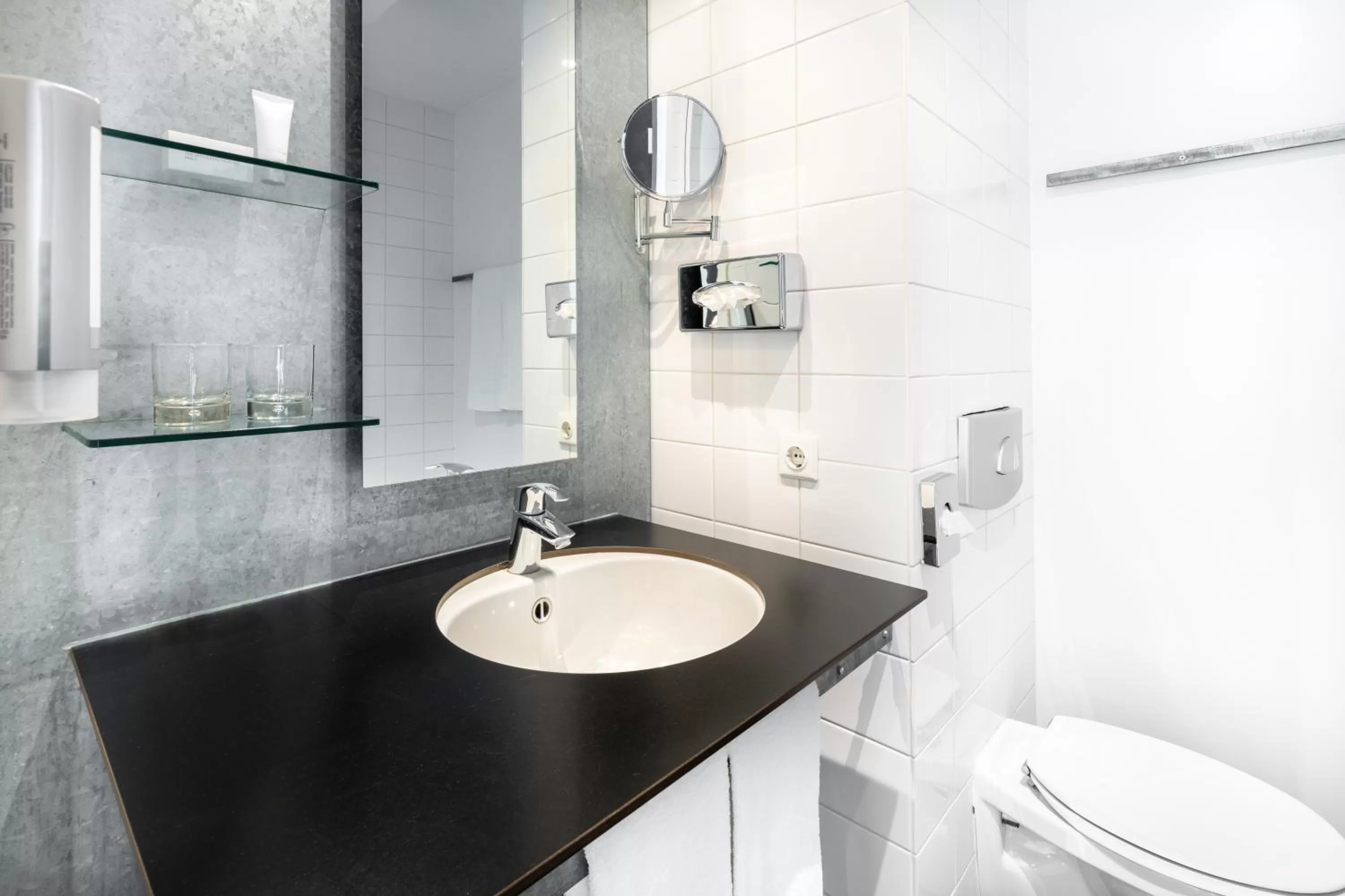 Toilet in Garner Hotel Maastricht by IHG