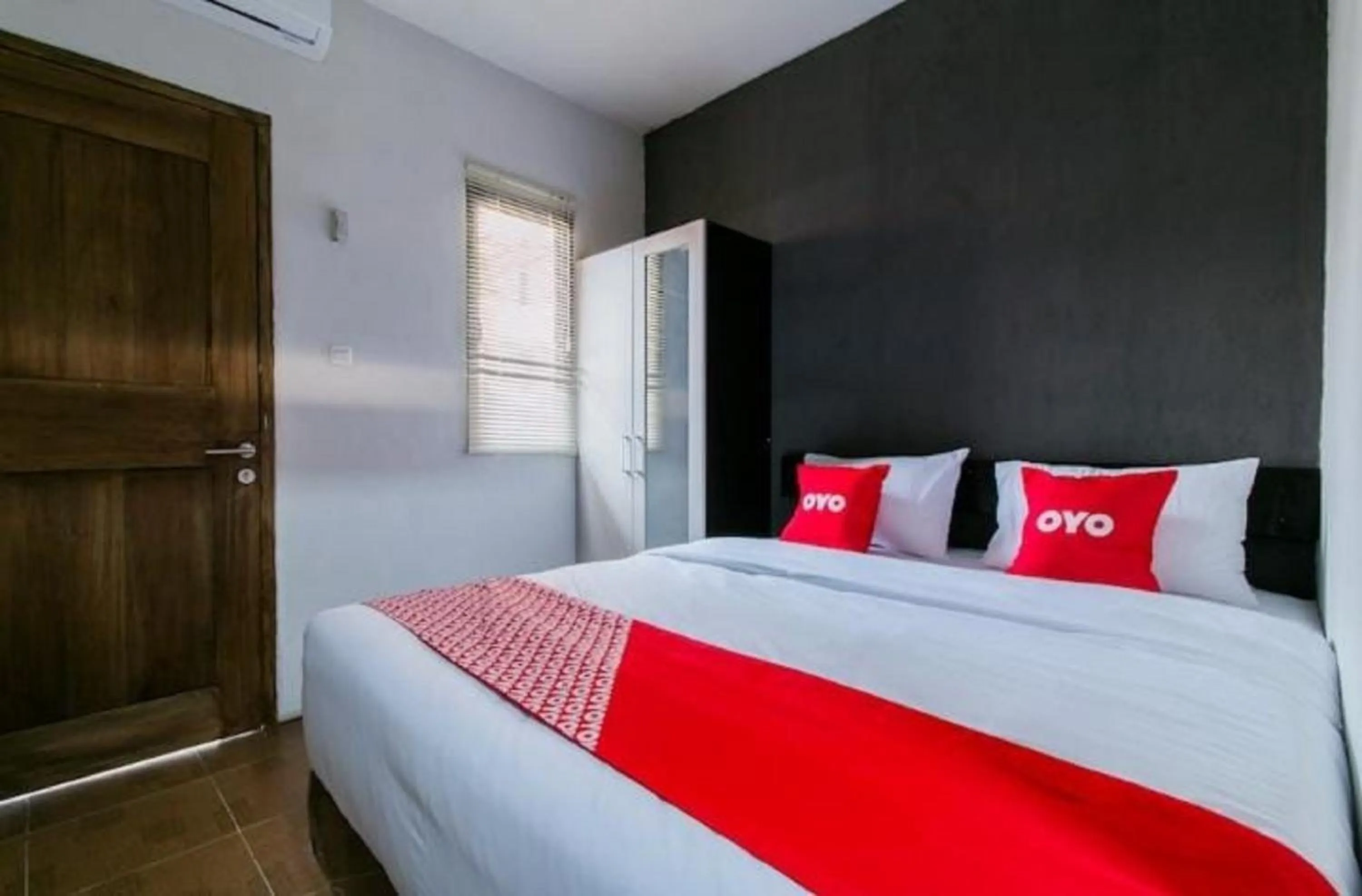 Capital O 1898 Louise Place