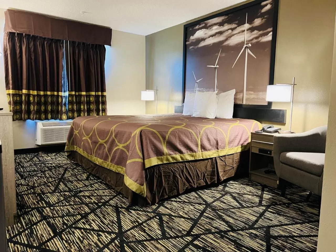 1 King Bed, Mobility Accessible Room, Bathtub w/ Grab Bars, Non-Smoking in Super 8 by Wyndham Pratt