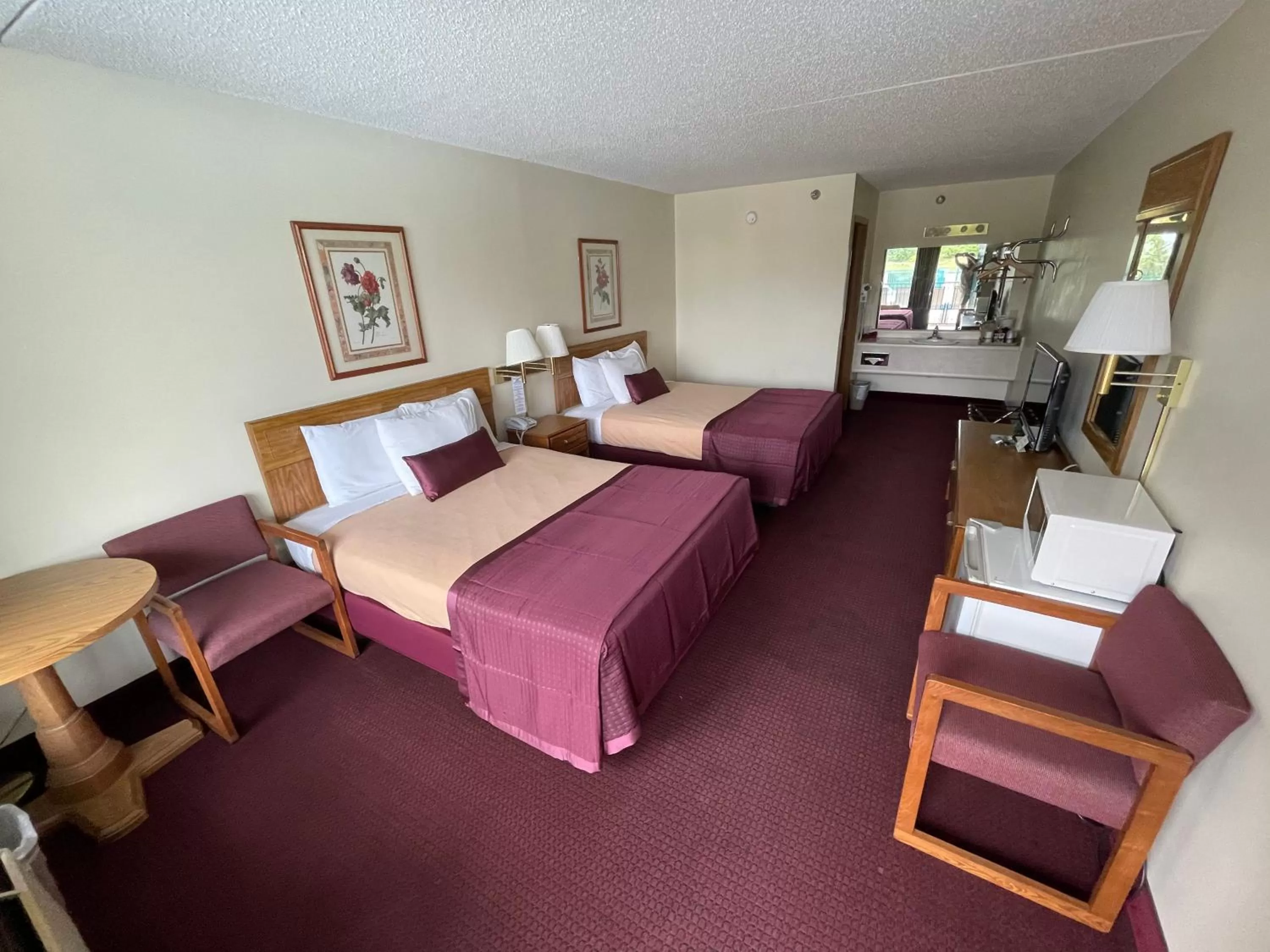 Queen Room with Two Queen Beds - Ground Floor in Ozark Valley Inn