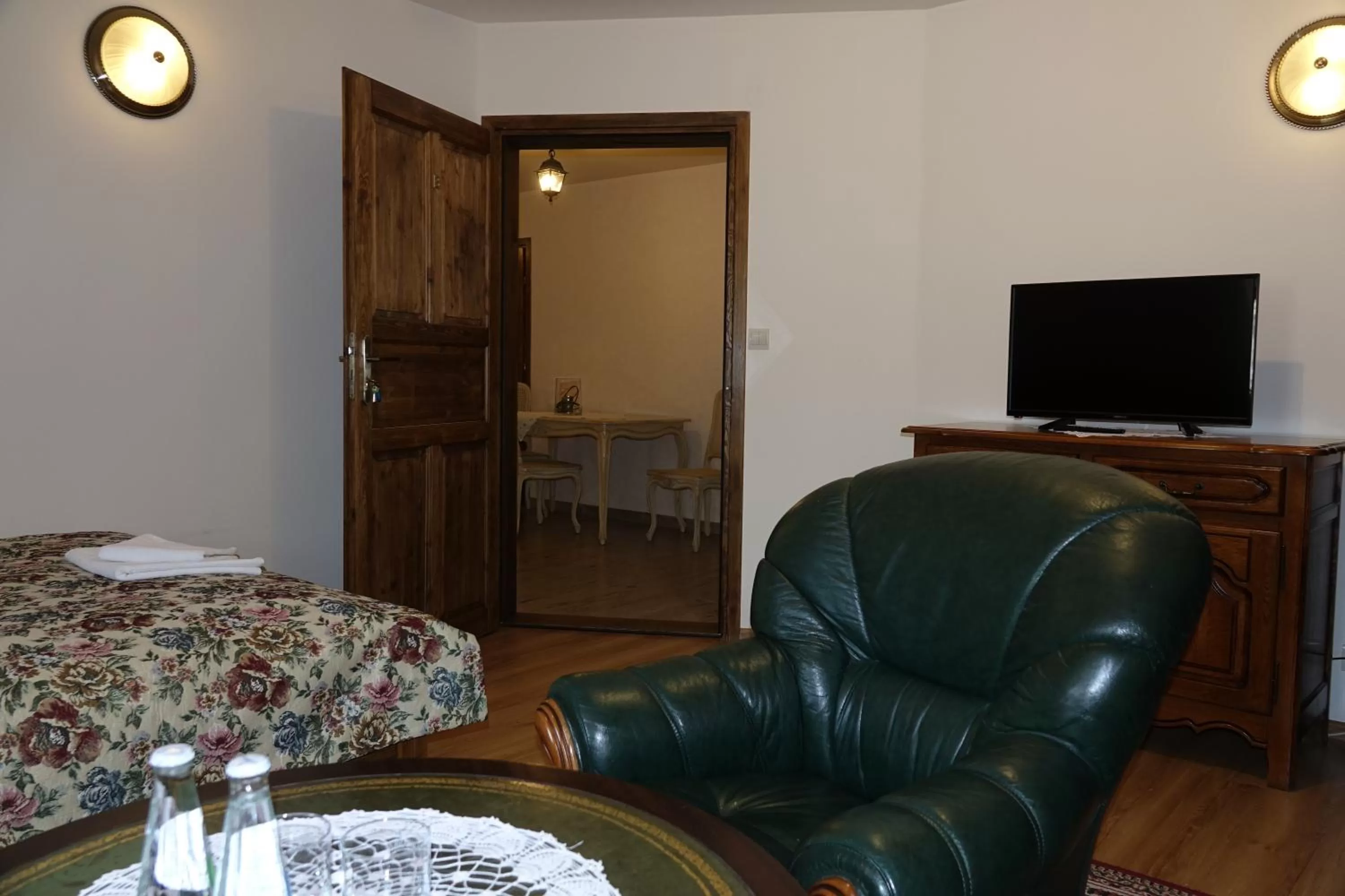 Triple Room in Gościniec Dworski w Ropie - Pokoje gościnne