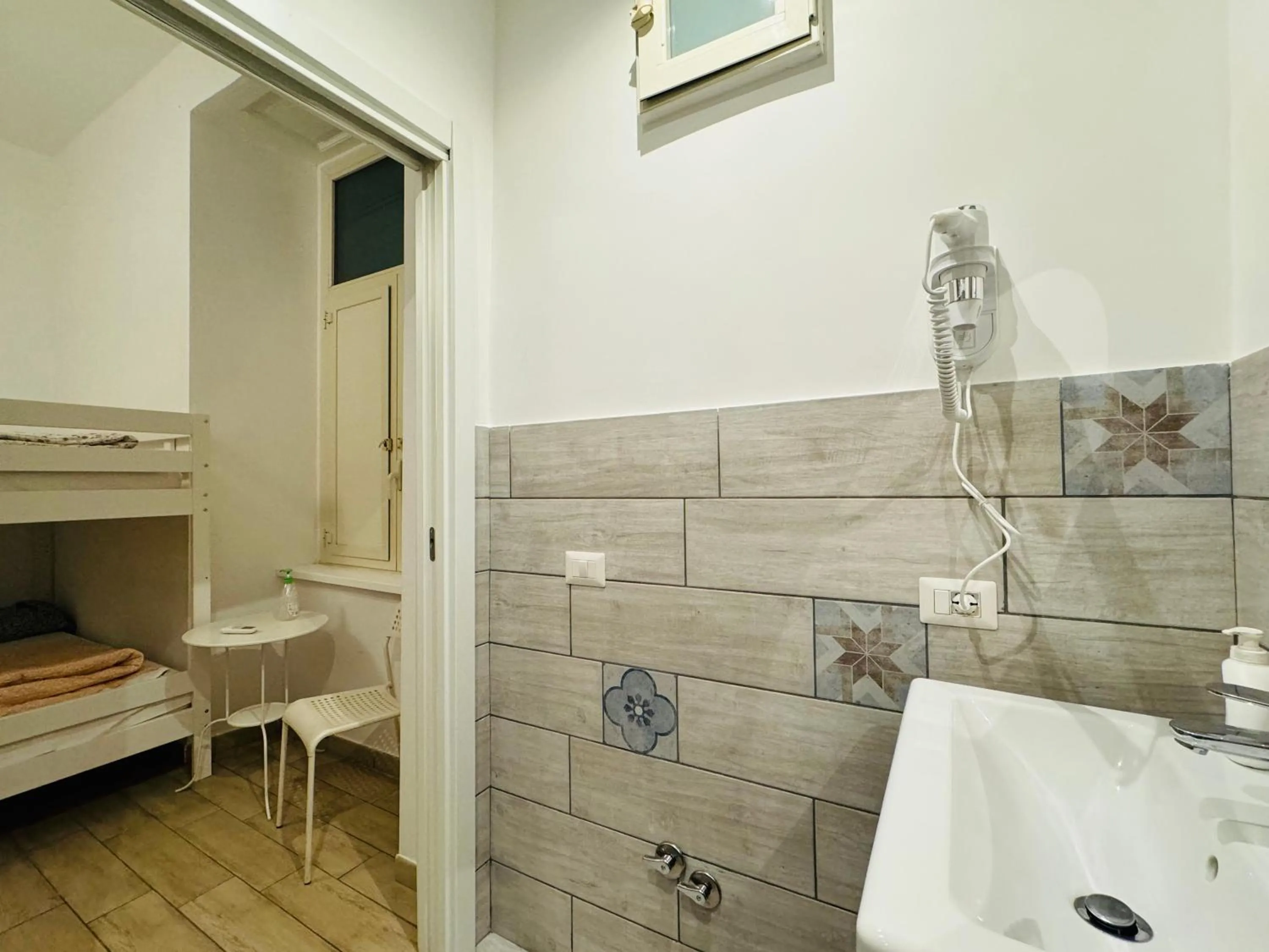 Quadruple Room with Bathroom in Hostel Mancini Naples