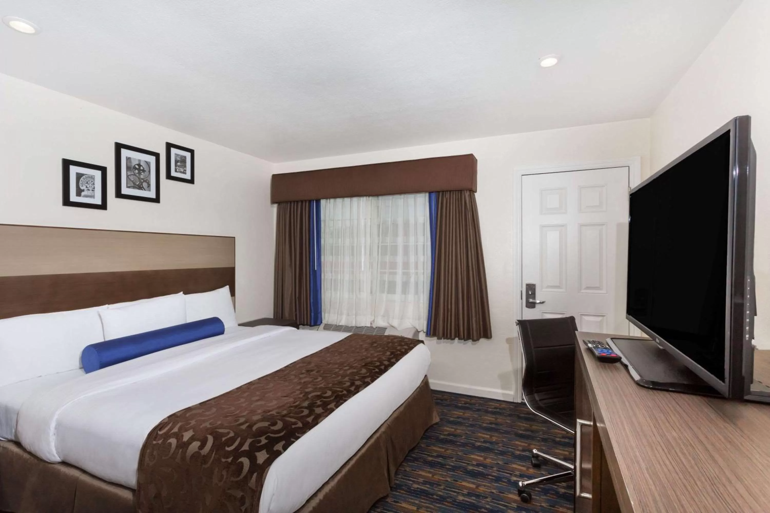 Photo of the whole room in Howard Johnson By Wyndham Berkeley