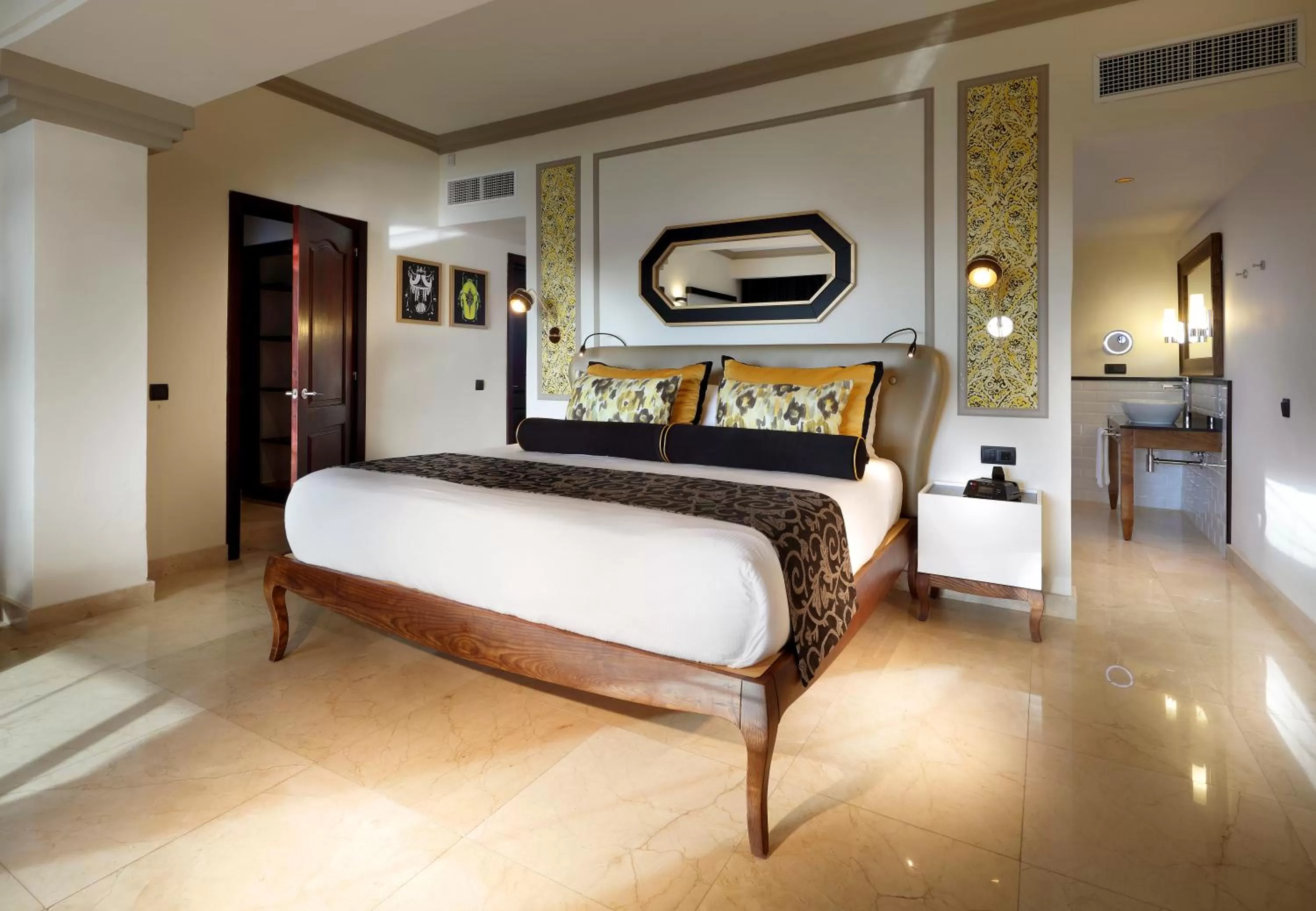 Suite Beachside Ocean View in Grand Palladium Lady Hamilton Resort & Spa - All Inclusive