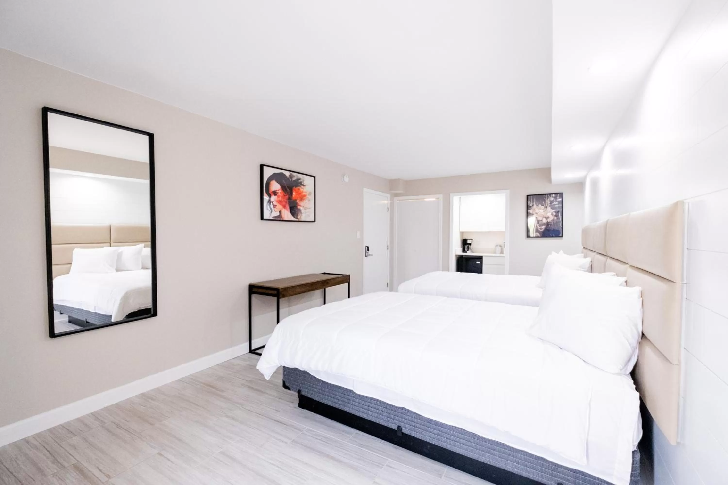 Deluxe Double Room with Balcony in 300 Tenth