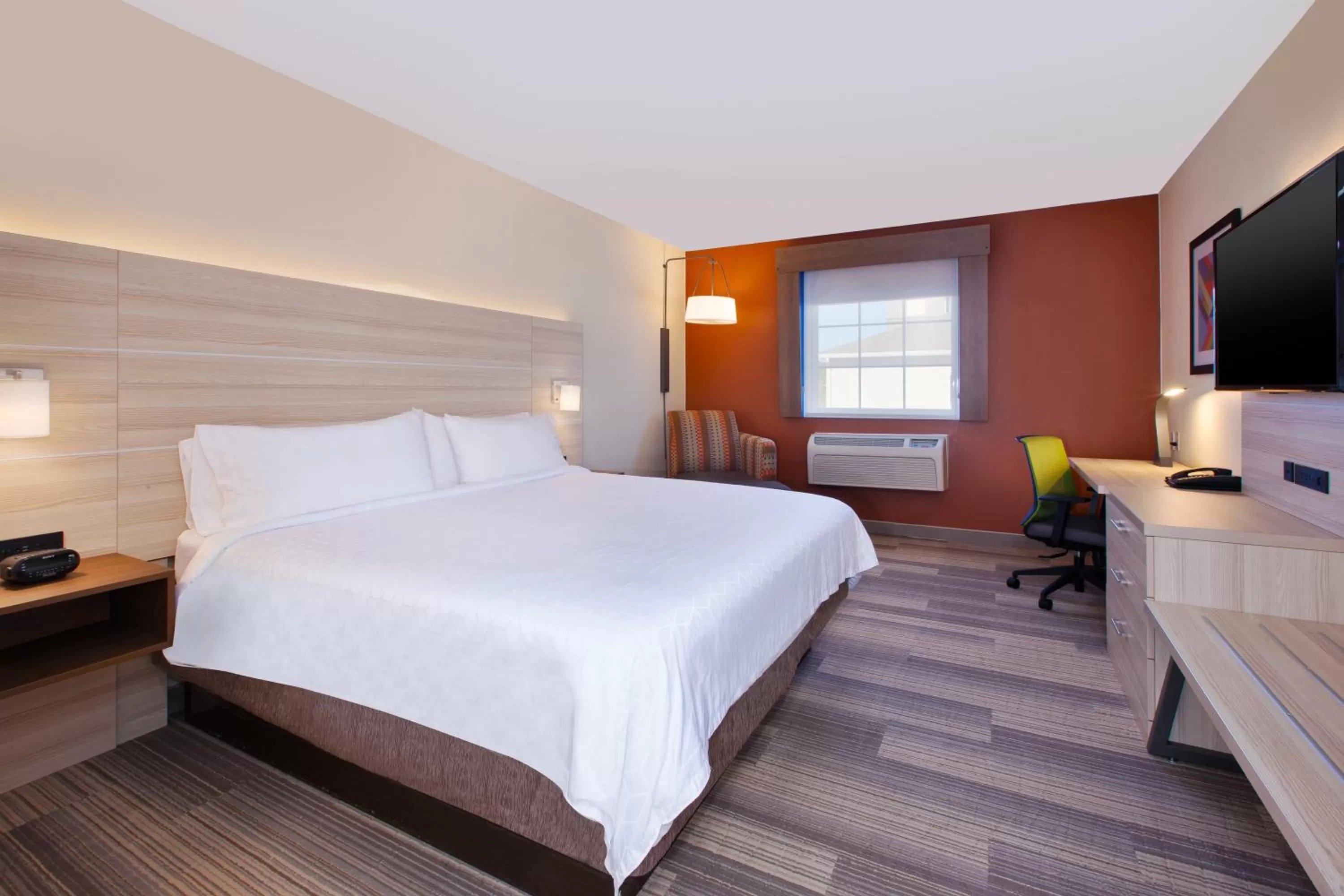 Standard King Room with Accessible Tub - Mobility Access in Holiday Inn Express Absecon-Atlantic City Area by IHG