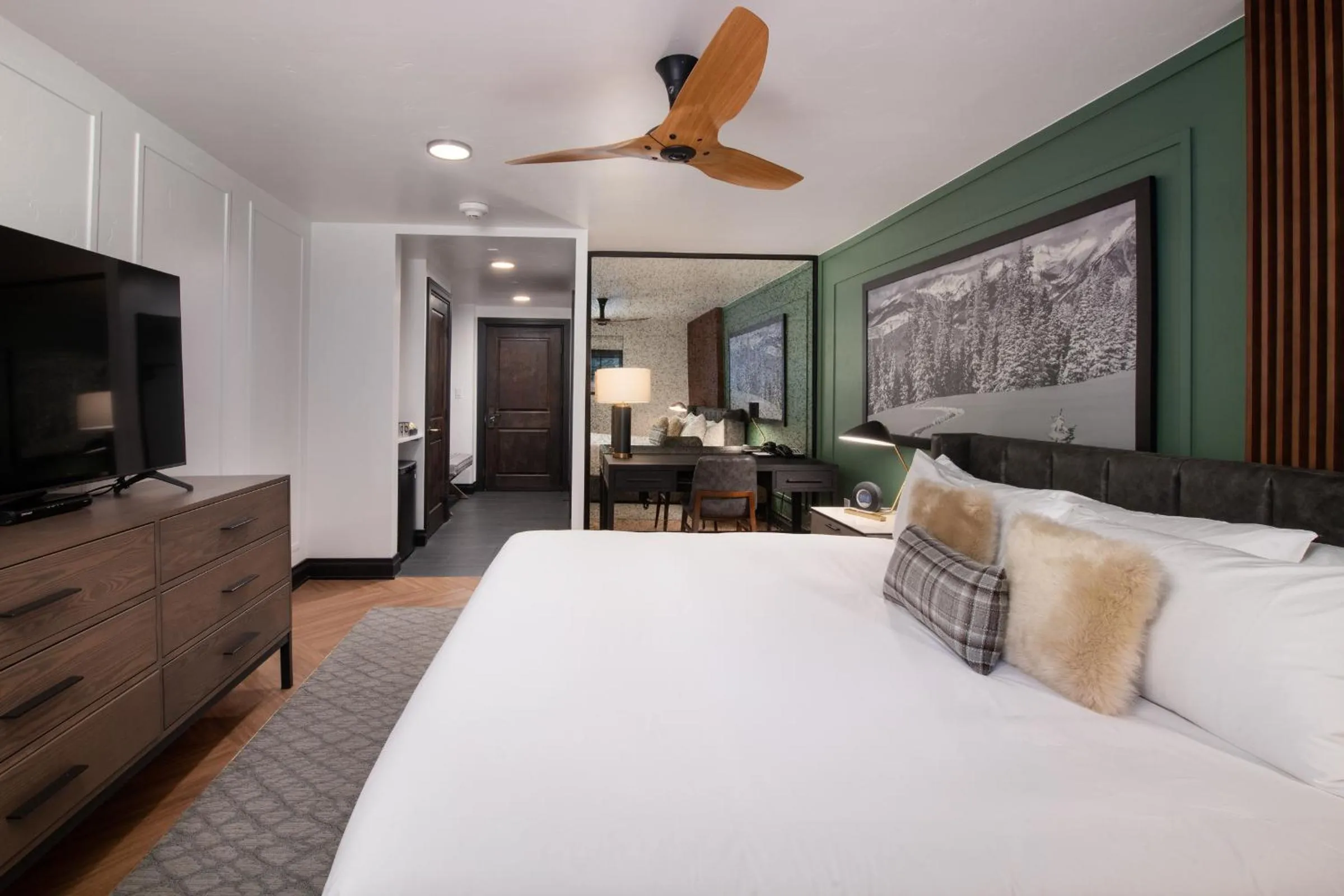 Deluxe King Room in Gravity Haus Vail