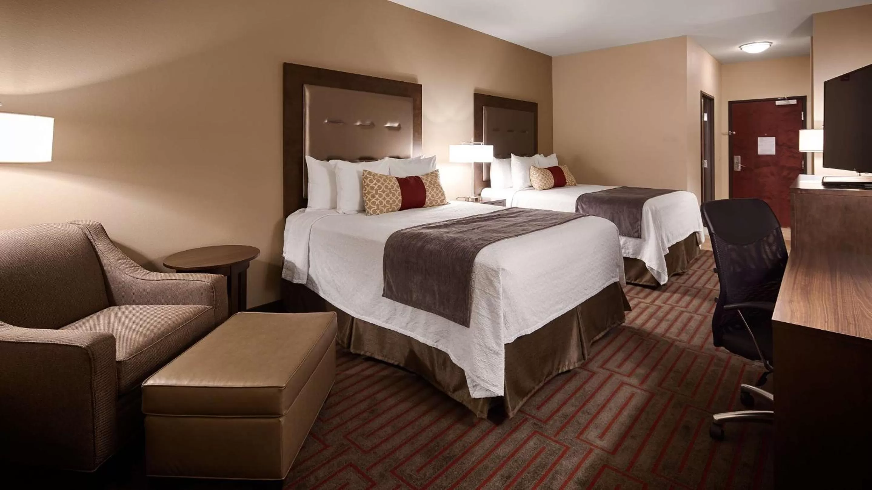 Queen Room with Two Queen Beds - Disability Access in Best Western Plus Stevens County Inn