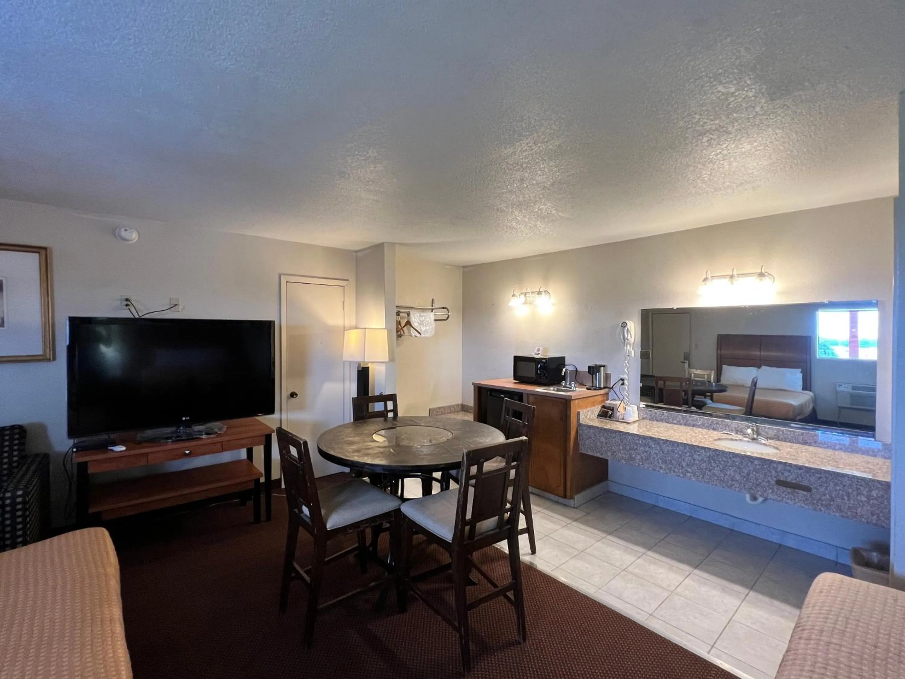 3 Double Beds Deluxe Non-Smoking in Americas Best Value Inn - Edna