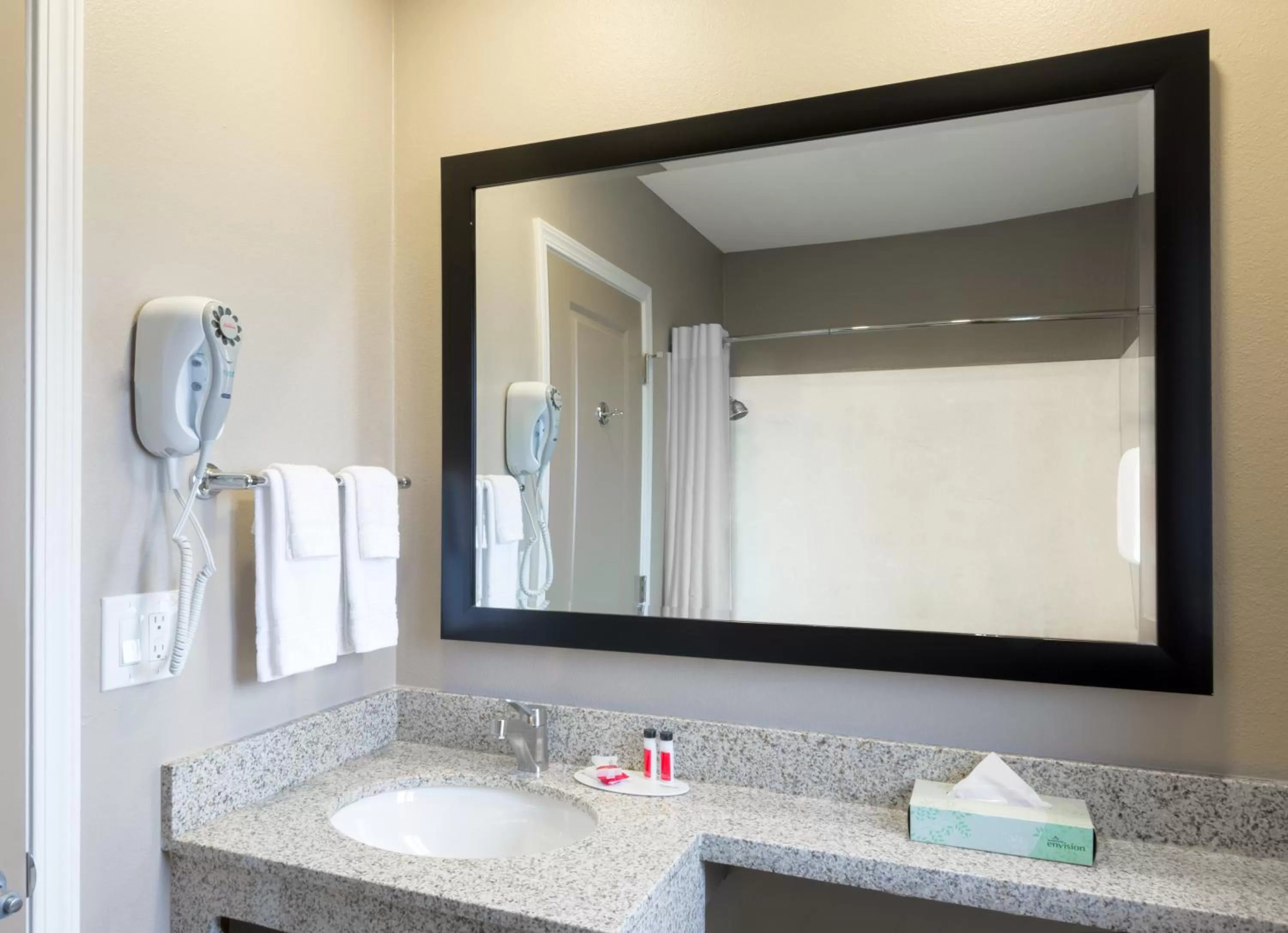 Queen Room - Non-Smoking in Travelodge by Wyndham Eureka