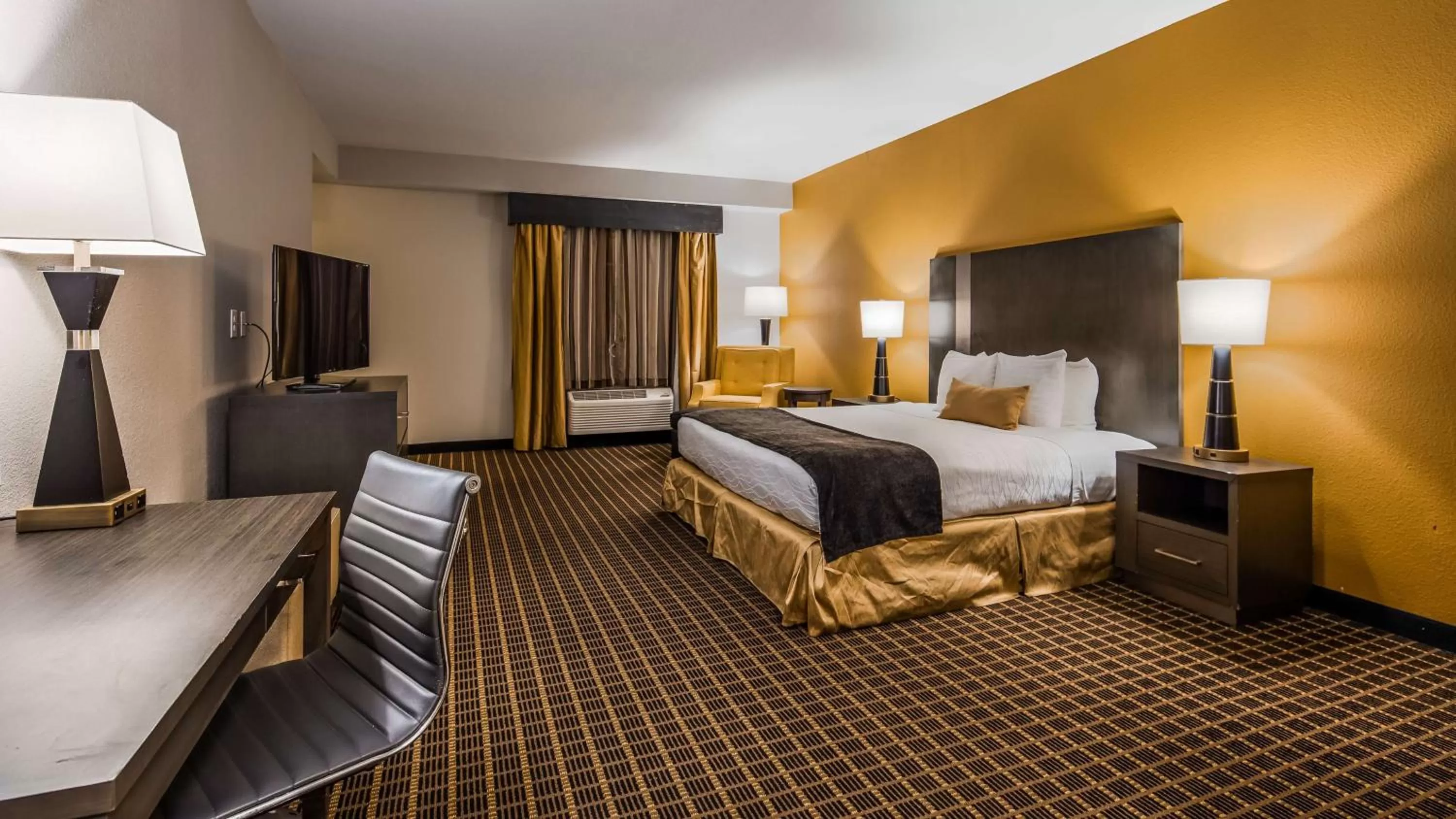 King Room with Walk-in Shower - Disability Access in Best Western Plus Lampasas Inn & Suites