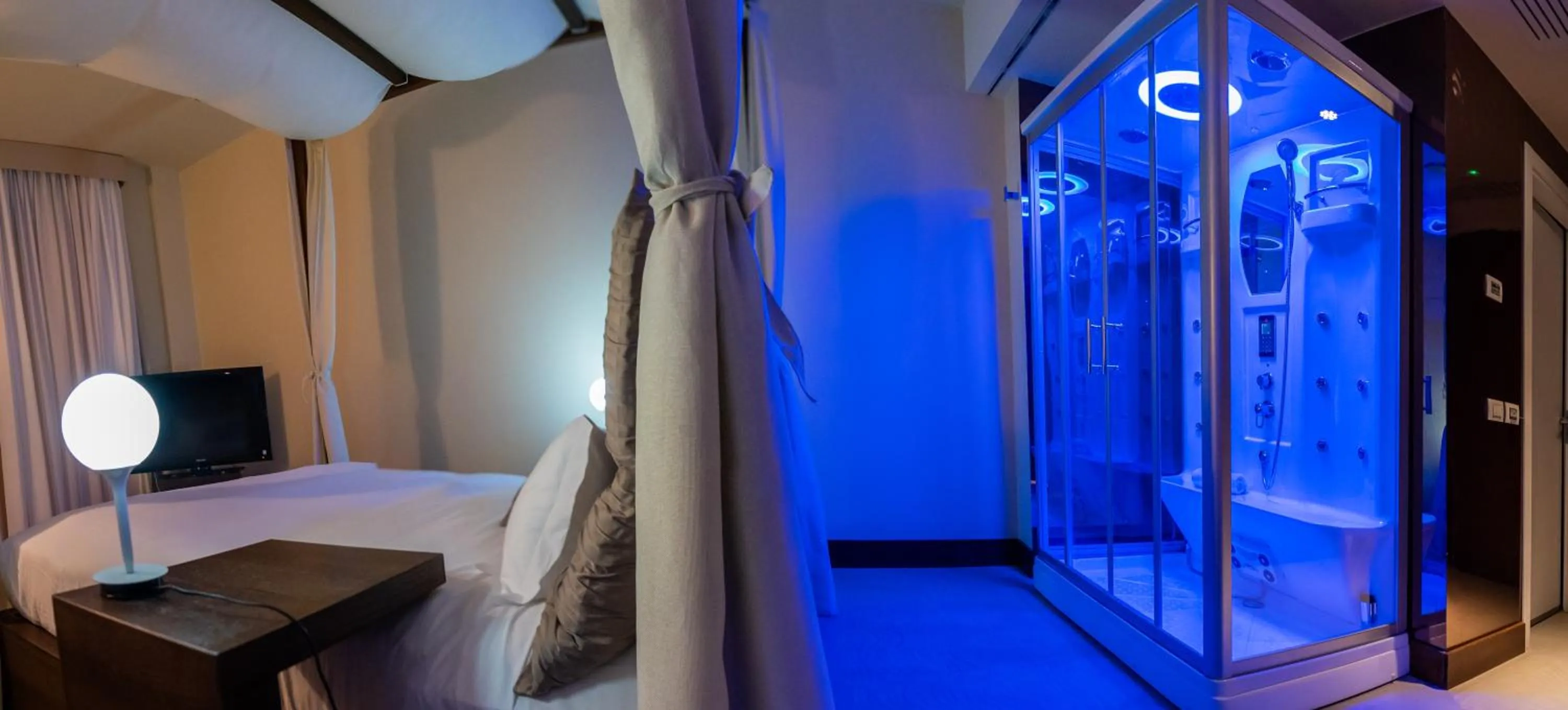 Prestige Double Room with Hot Tub and Sea View in Main Palace Hotel