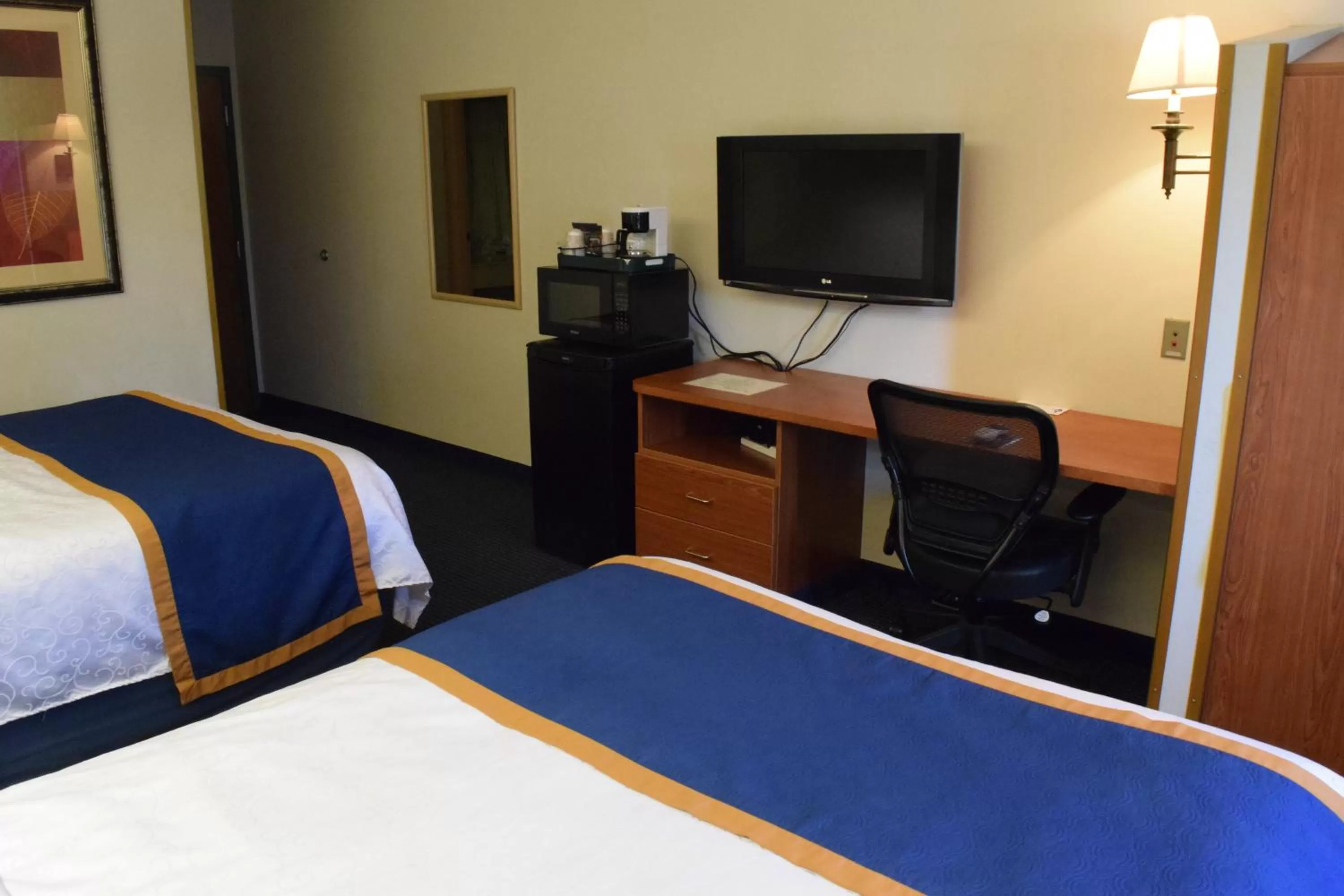 Queen Room with Two Queen Beds in Inn at the Finger Lakes