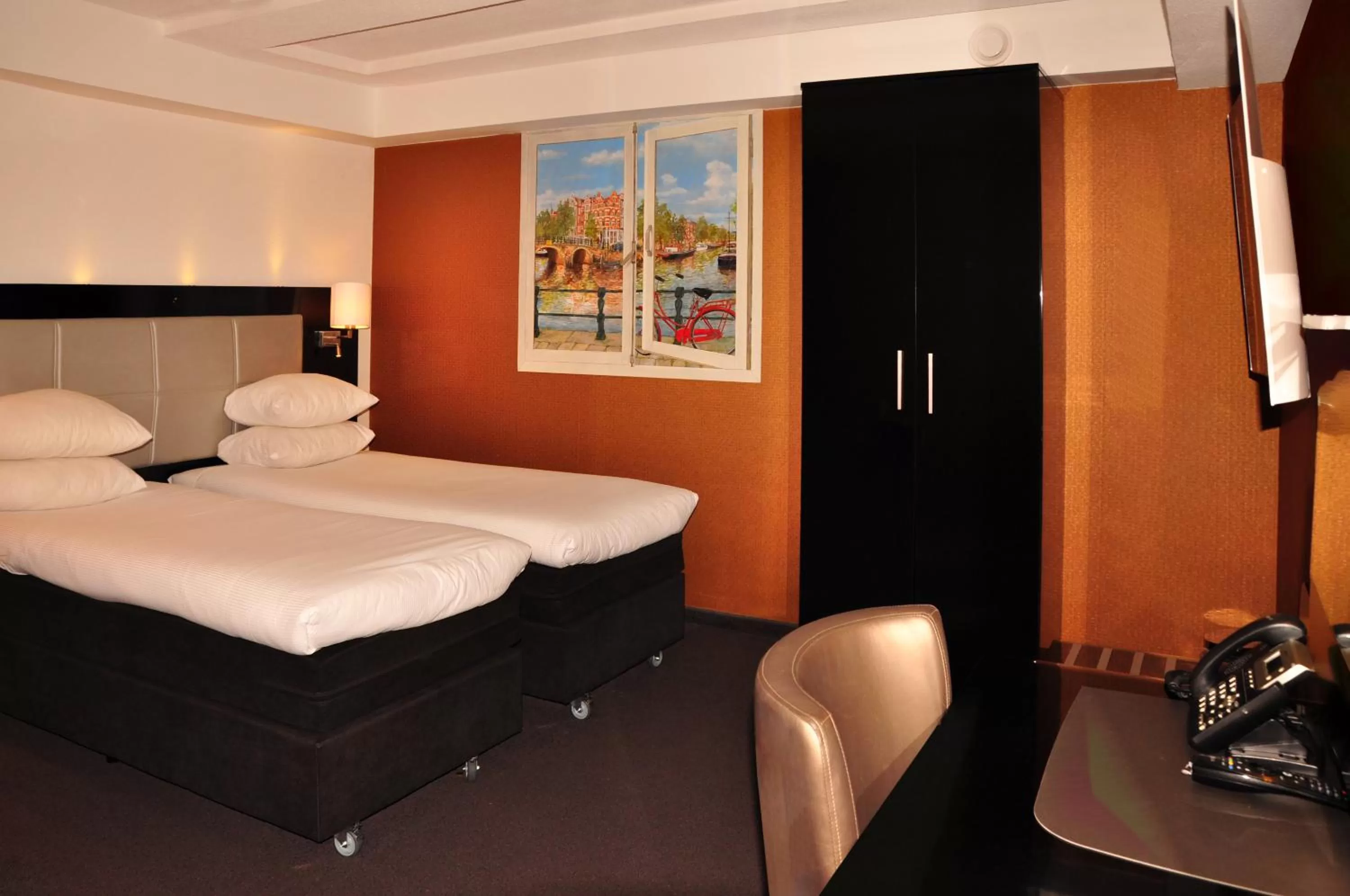 Basement Twin Room No Windows in Hotel Mansion