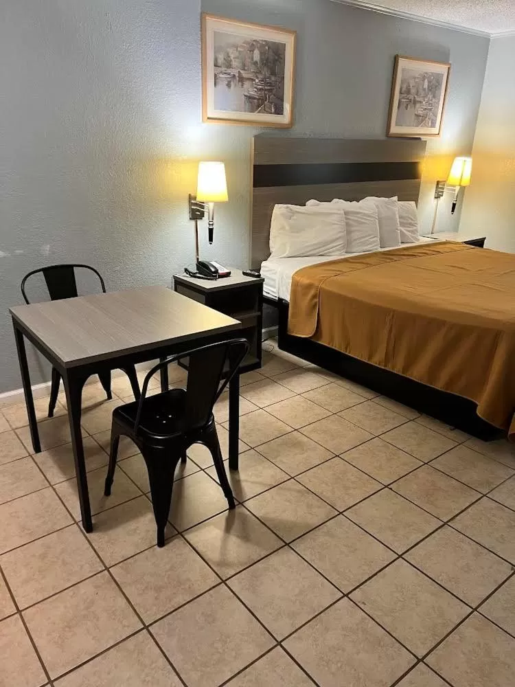 Standard King Room in Executive Inn Mercedes Weslaco