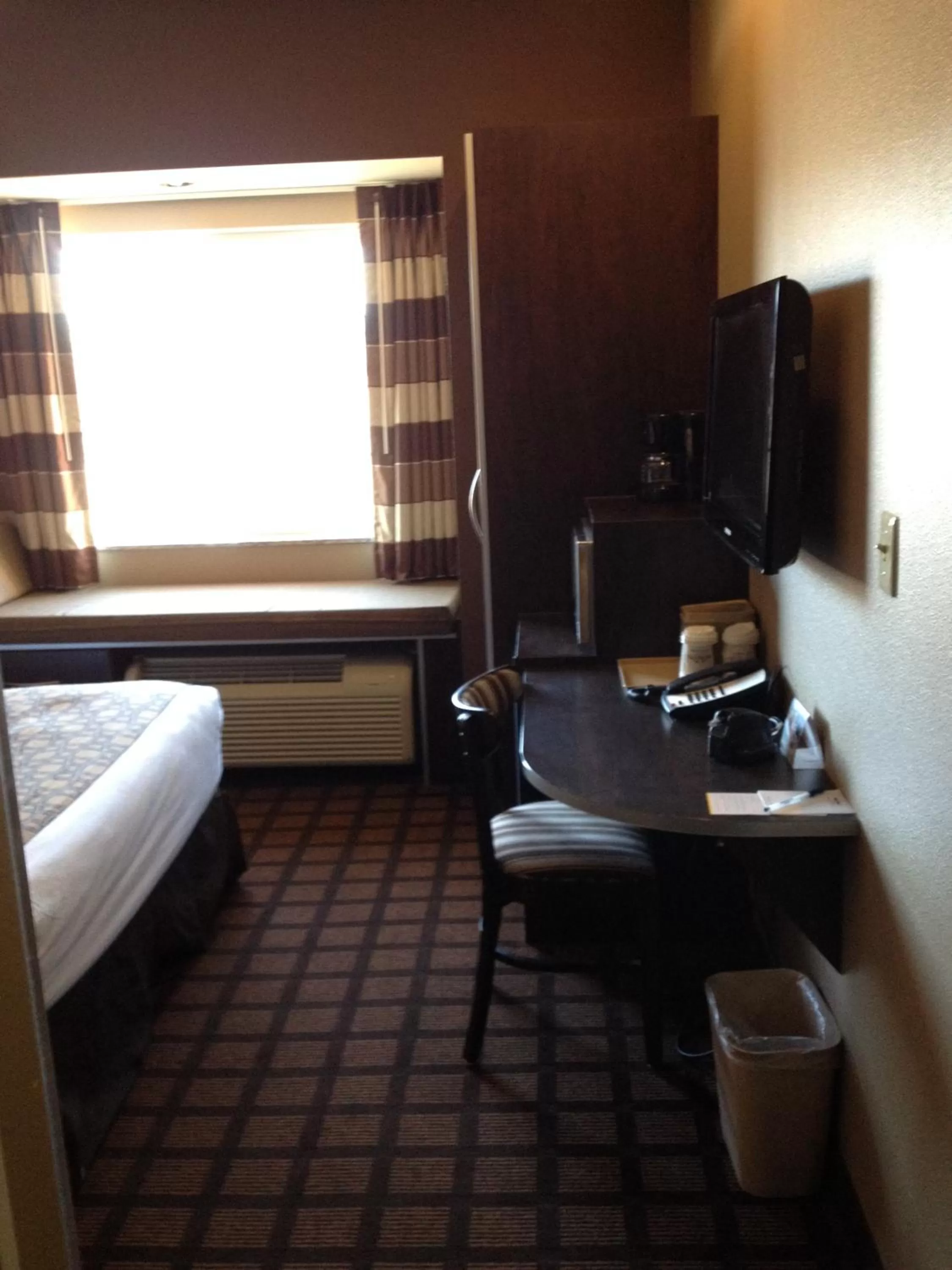 Queen Suite with Roll-in Shower - Mobility Accessible/Non-Smoking in Microtel Inn & Suites