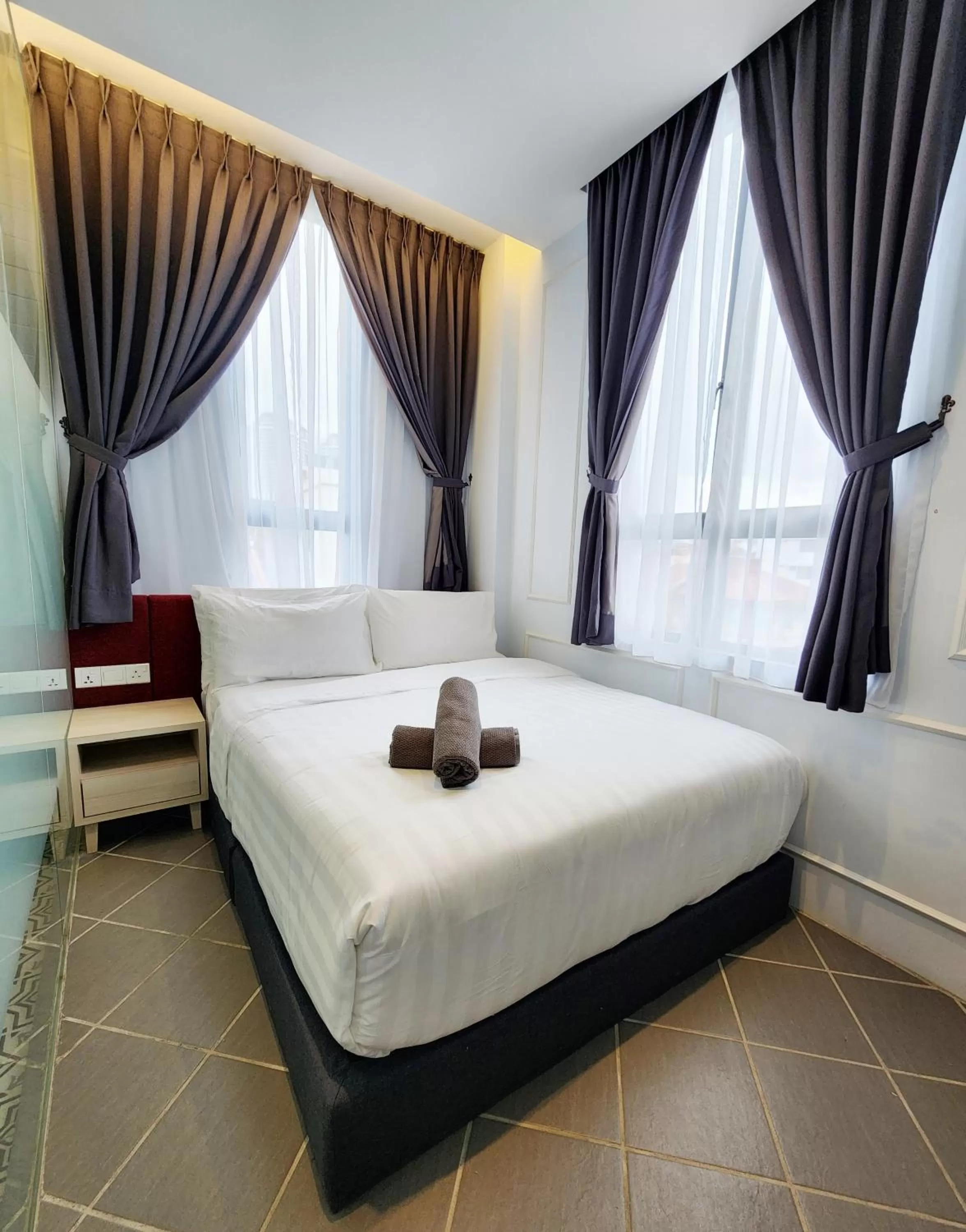 Deluxe Queen Room in Mac Hotel by Sky Hive