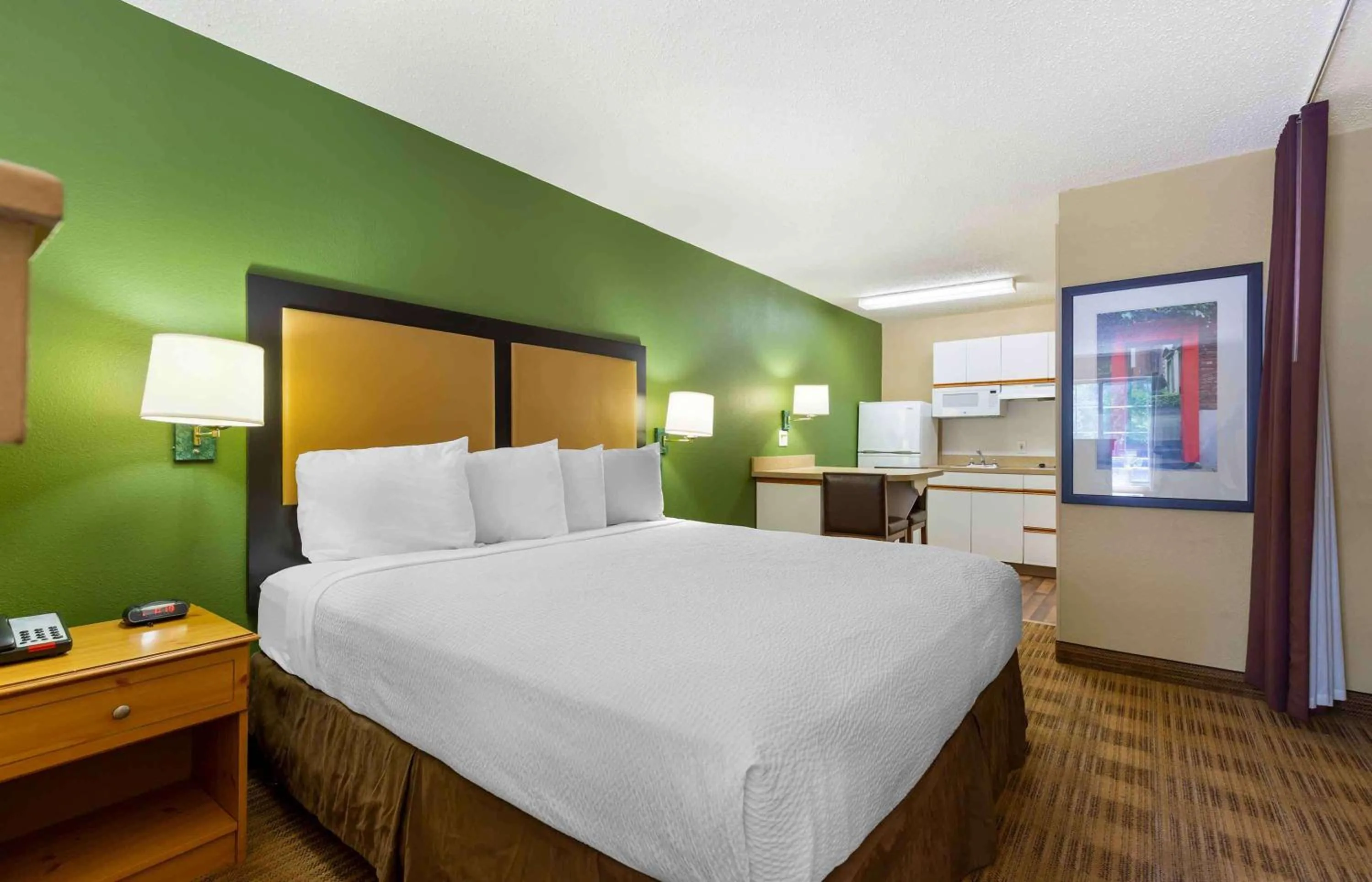 Deluxe Studio with 1 King Bed - Non-Smoking in HomeTowne Studios by Red Roof Chantilly
