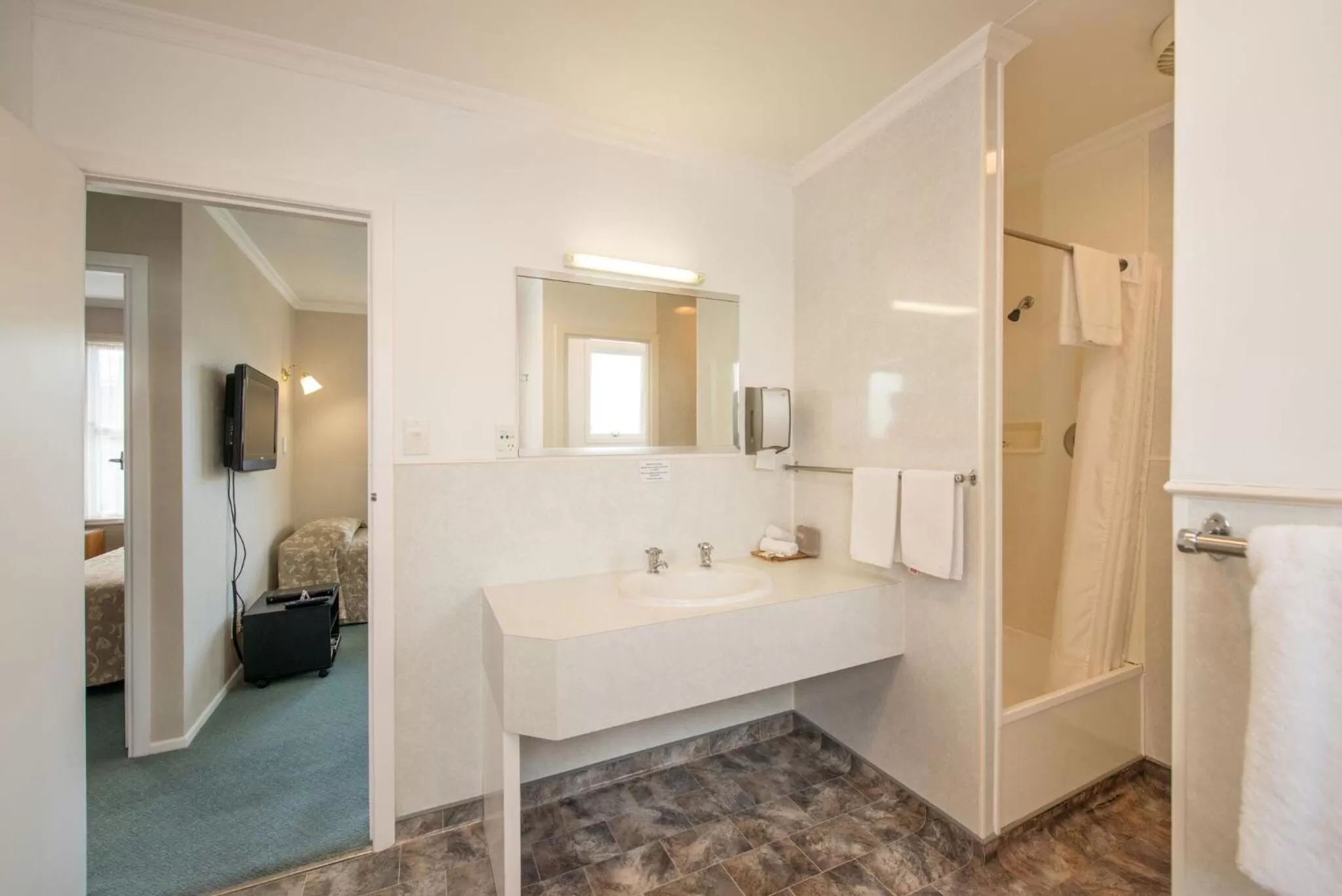 Two-Bedroom Apartment with Spa Bath in Amber Court Motel