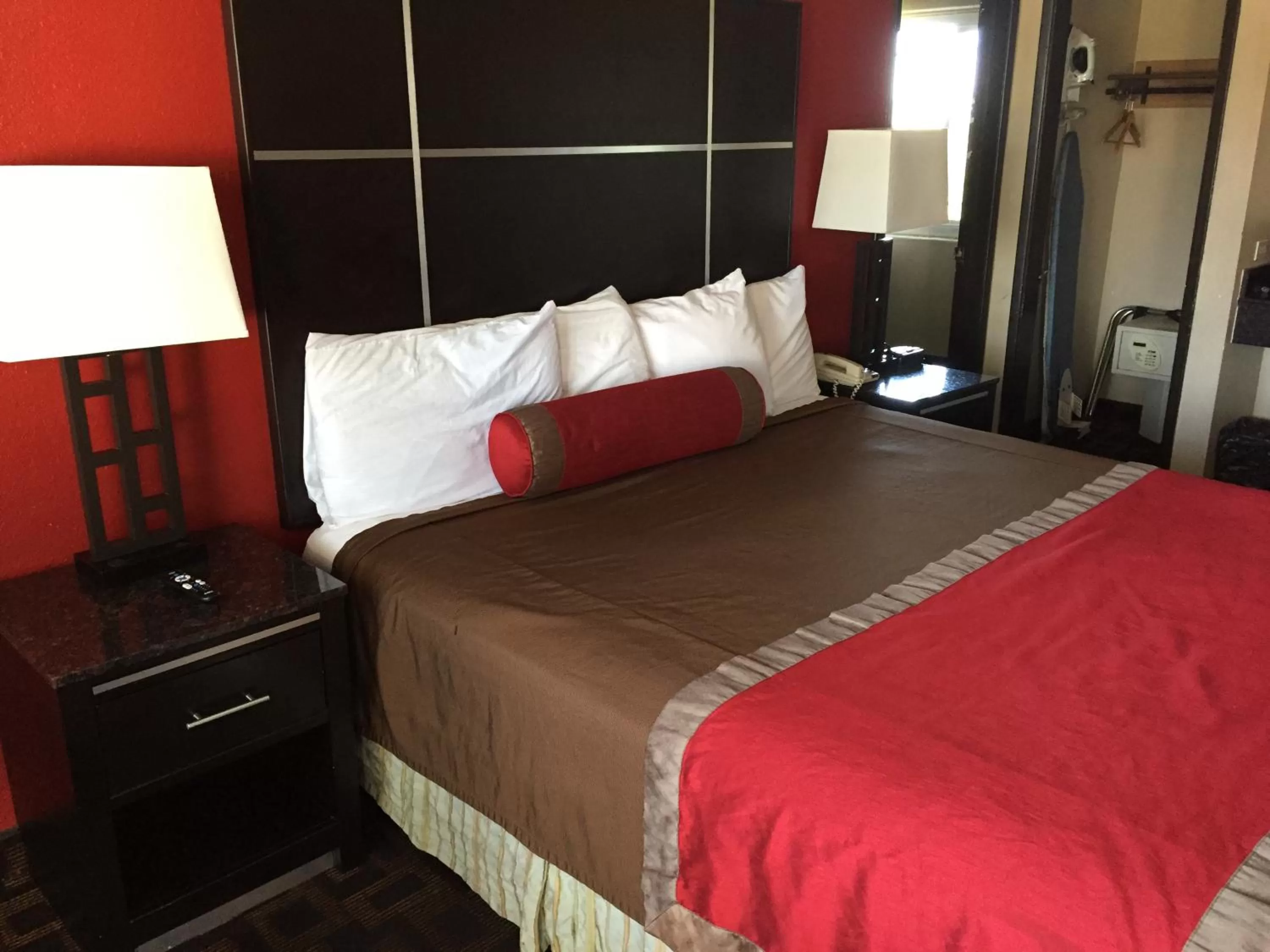 Two-Bedroom Suite in Harbor Inn & Suites Oceanside