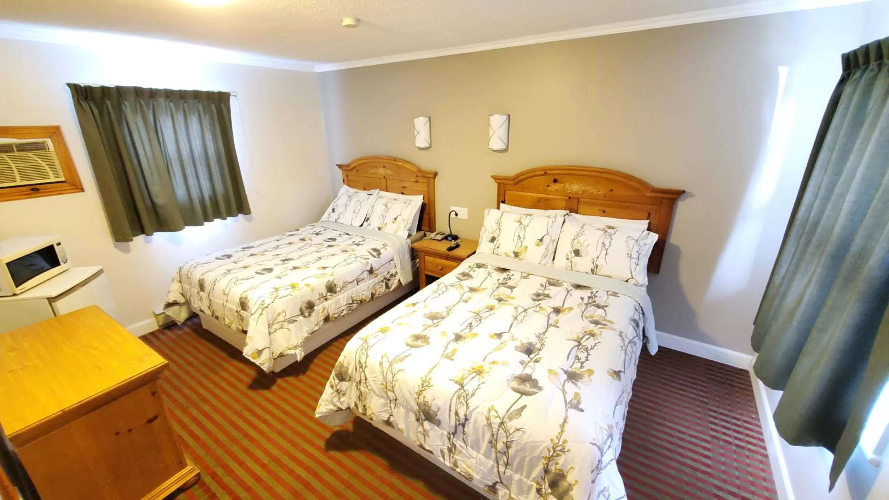 Double Room with Two Double Beds - Non-Smoking in Knights Inn Colonial Fireside Inn