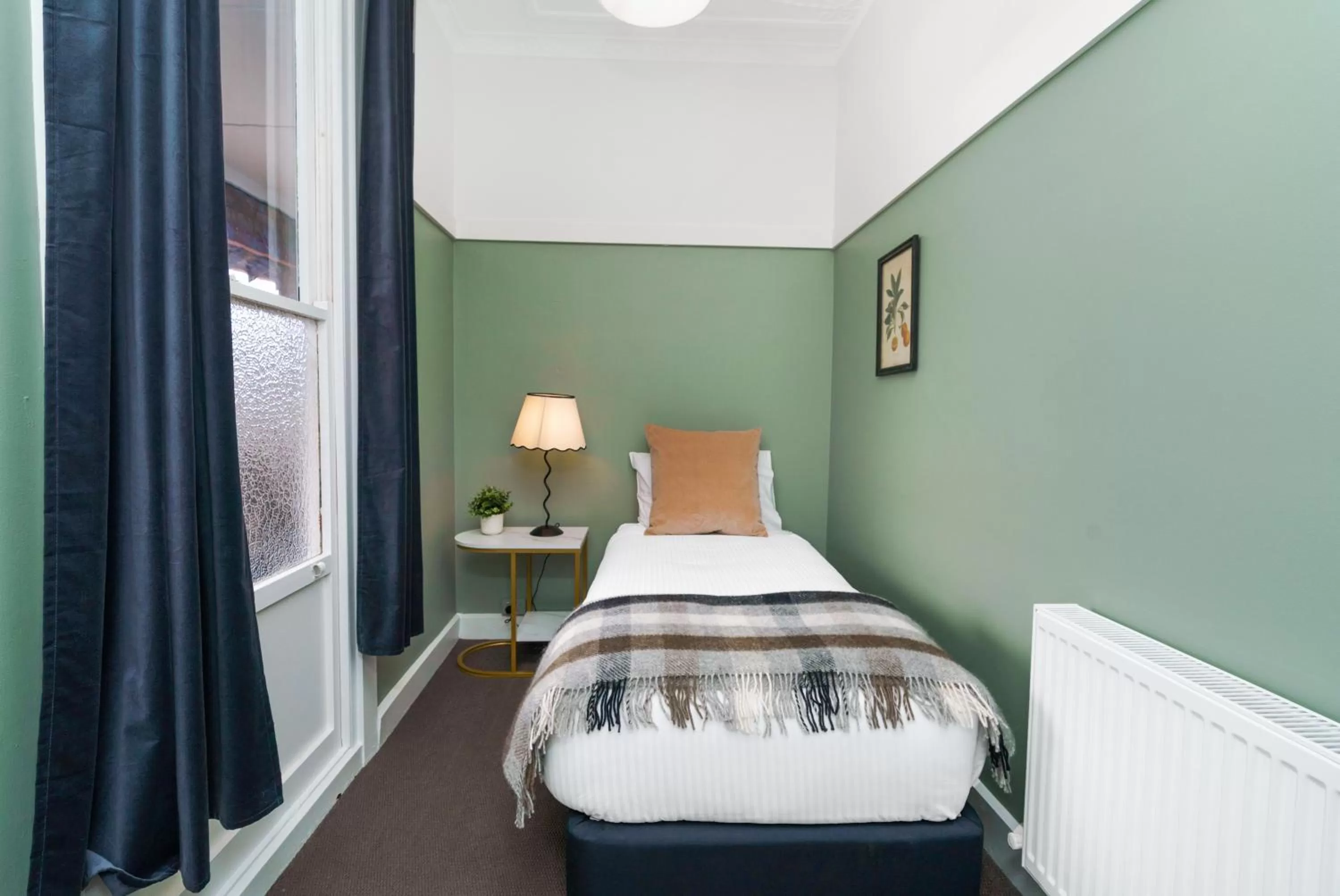 Premium Queen Single Room with Ensuite Bathroom in Bundanoon Hotel