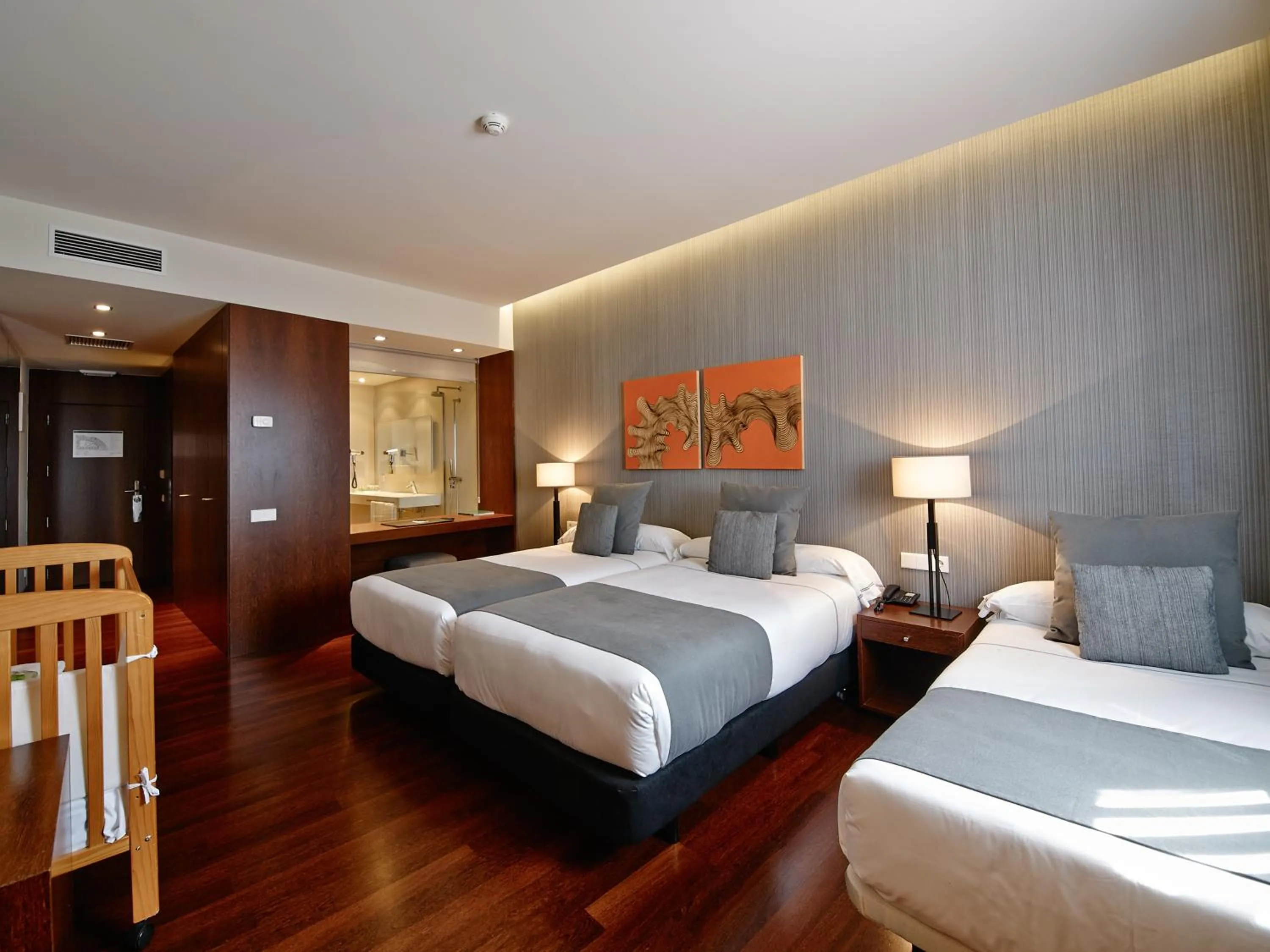 Family Room with Parking in Hotel Carris Marineda